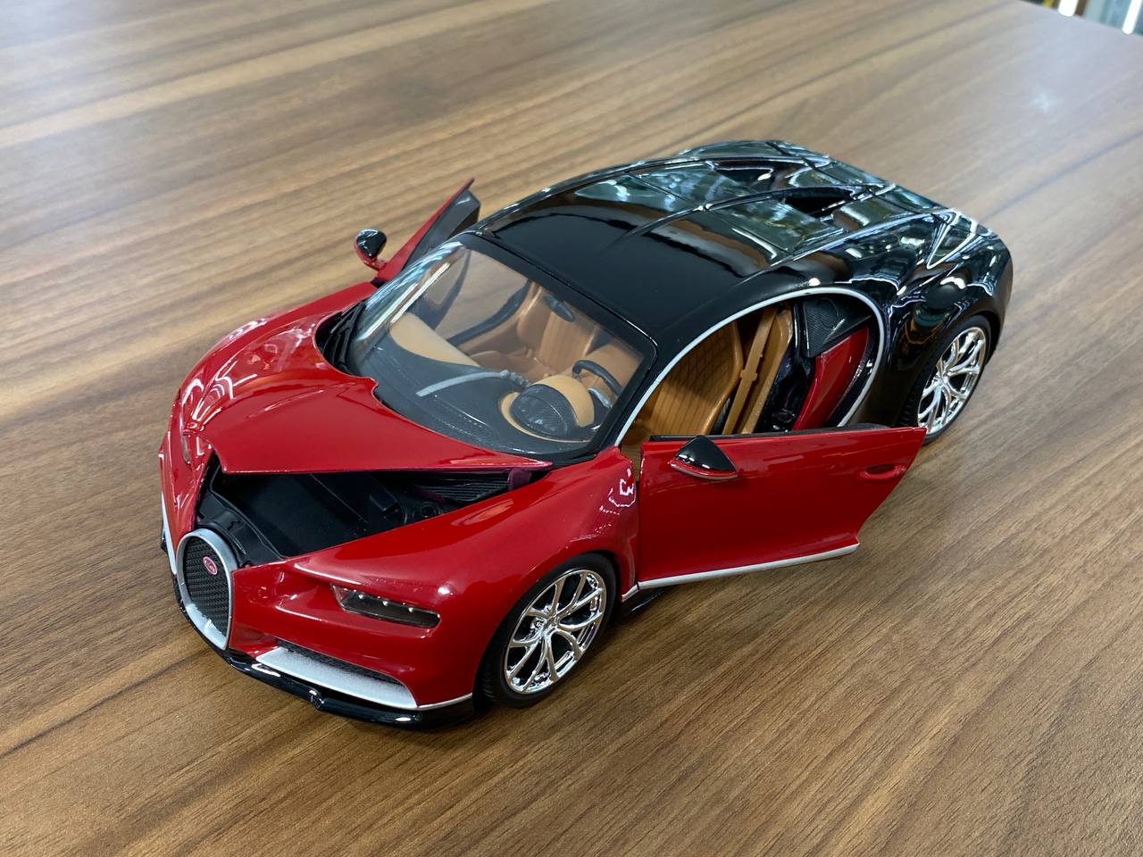 1/18 Diecast Bugatti Chiron Red Black / Silver wheels Bburago Scale Model Car