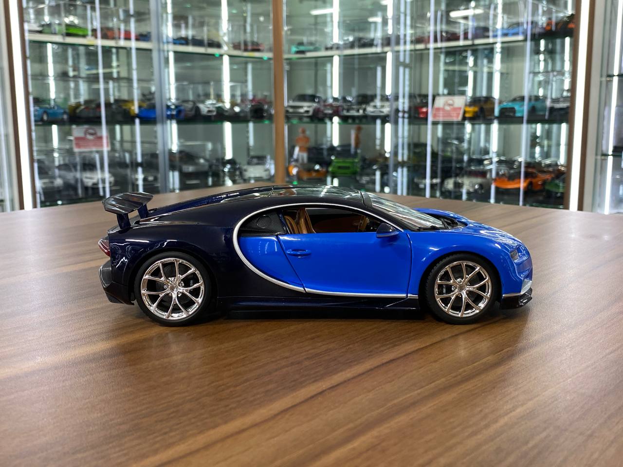1/18 Diecast 2016 Bugatti Chiron Blue by Bburago Scale Model Car