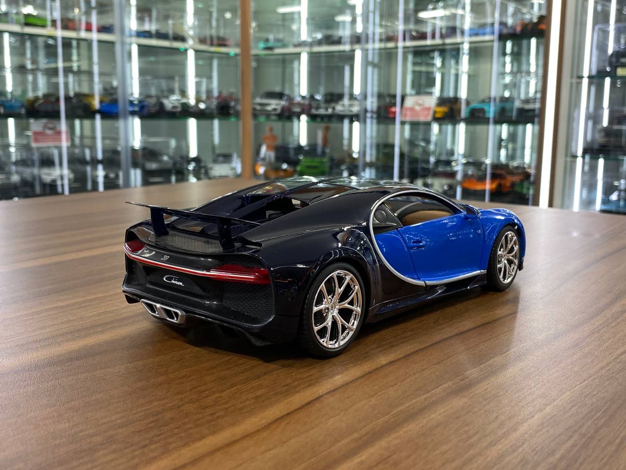 1/18 Diecast 2016 Bugatti Chiron Blue by Bburago Scale Model Car