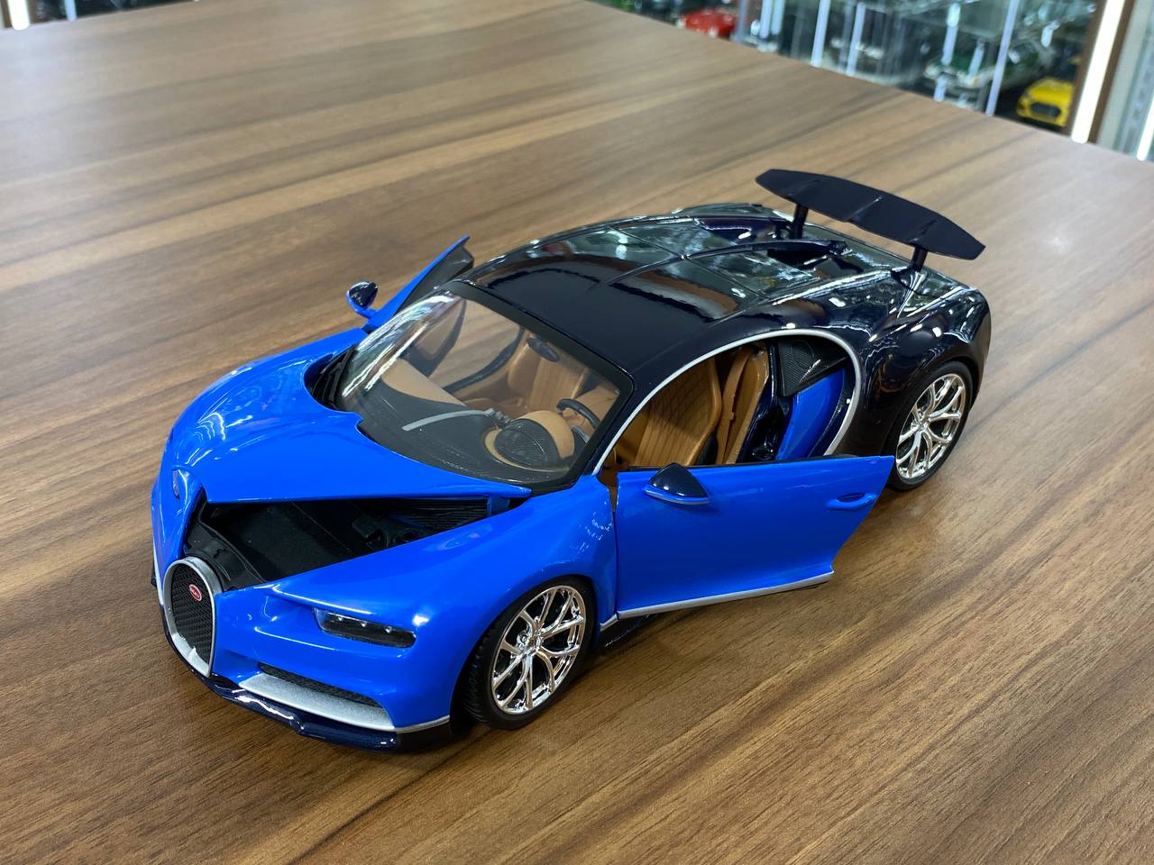 1/18 Diecast 2016 Bugatti Chiron Blue by Bburago Scale Model Car