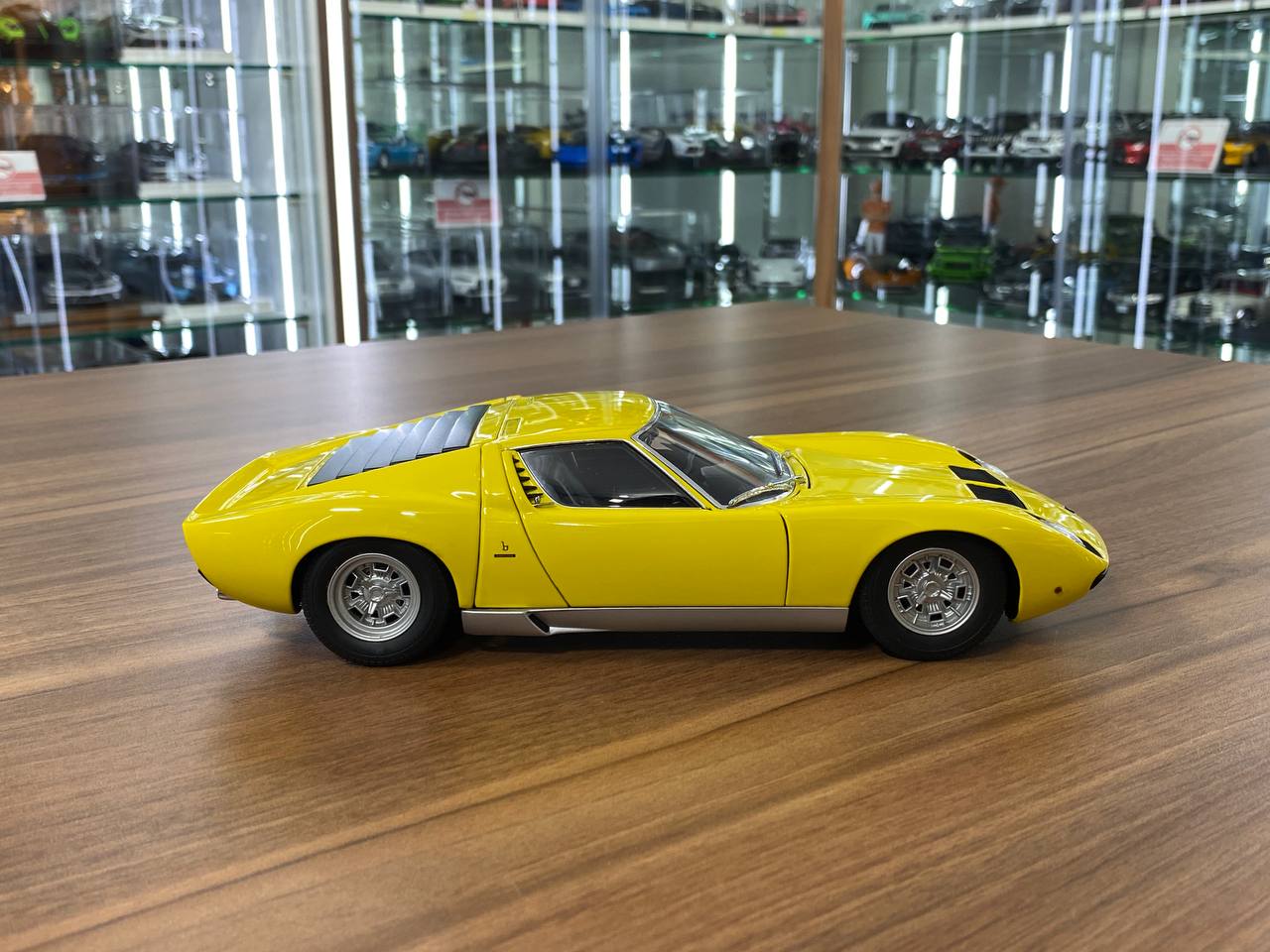 1/18 Diecast Lamborghini Miura SV Yellow – Autoart Full Opening