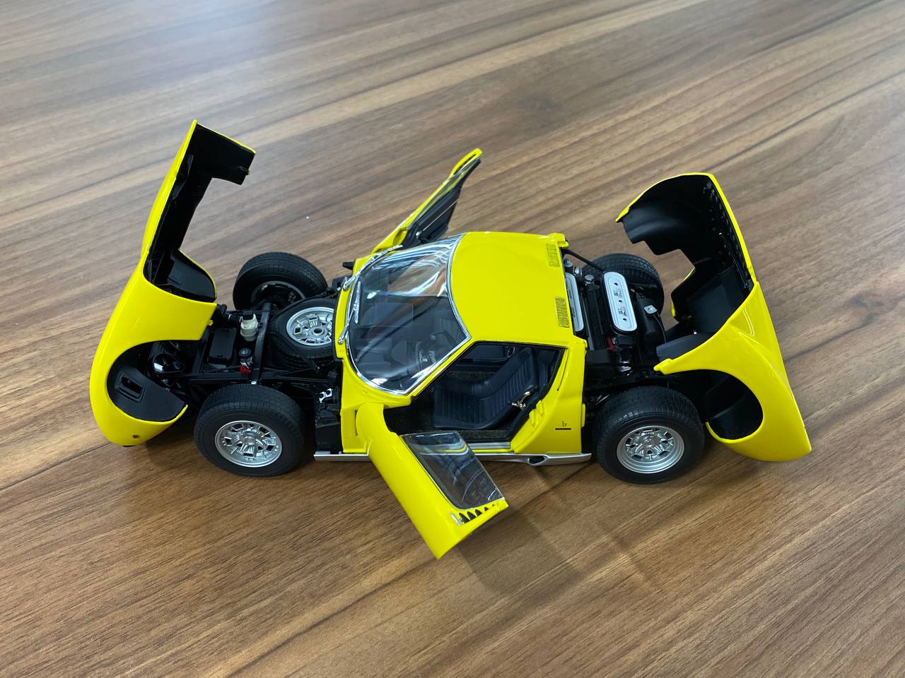 1/18 Diecast Lamborghini Miura SV Yellow – Autoart Full Opening