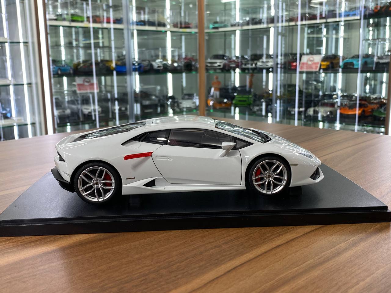 1/18 Diecast Lamborghini Huracán LP610-4 White – Autoart Signature Full Opening