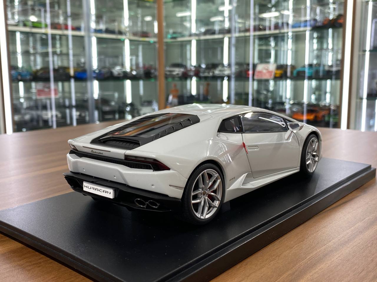 1/18 Diecast Lamborghini Huracán LP610-4 White – Autoart Signature Full Opening