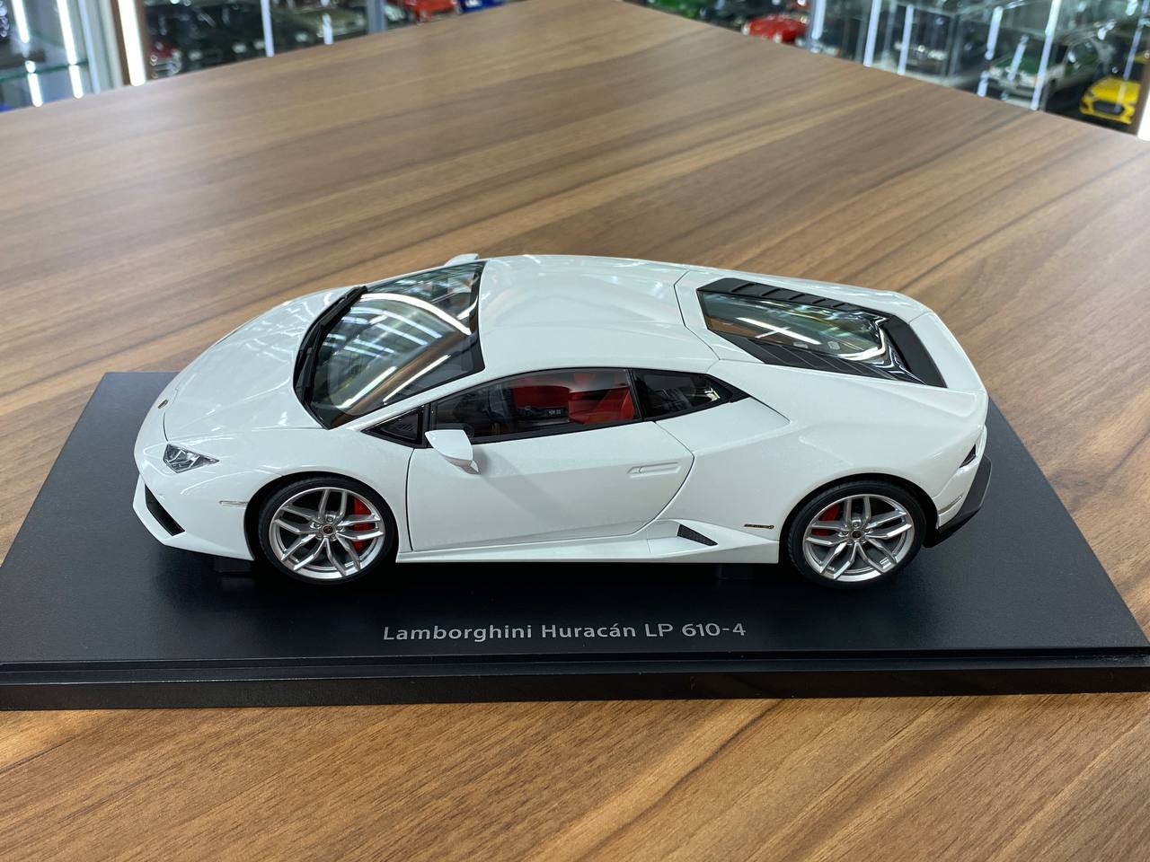 1/18 Diecast Lamborghini Huracán LP610-4 White – Autoart Signature Full Opening