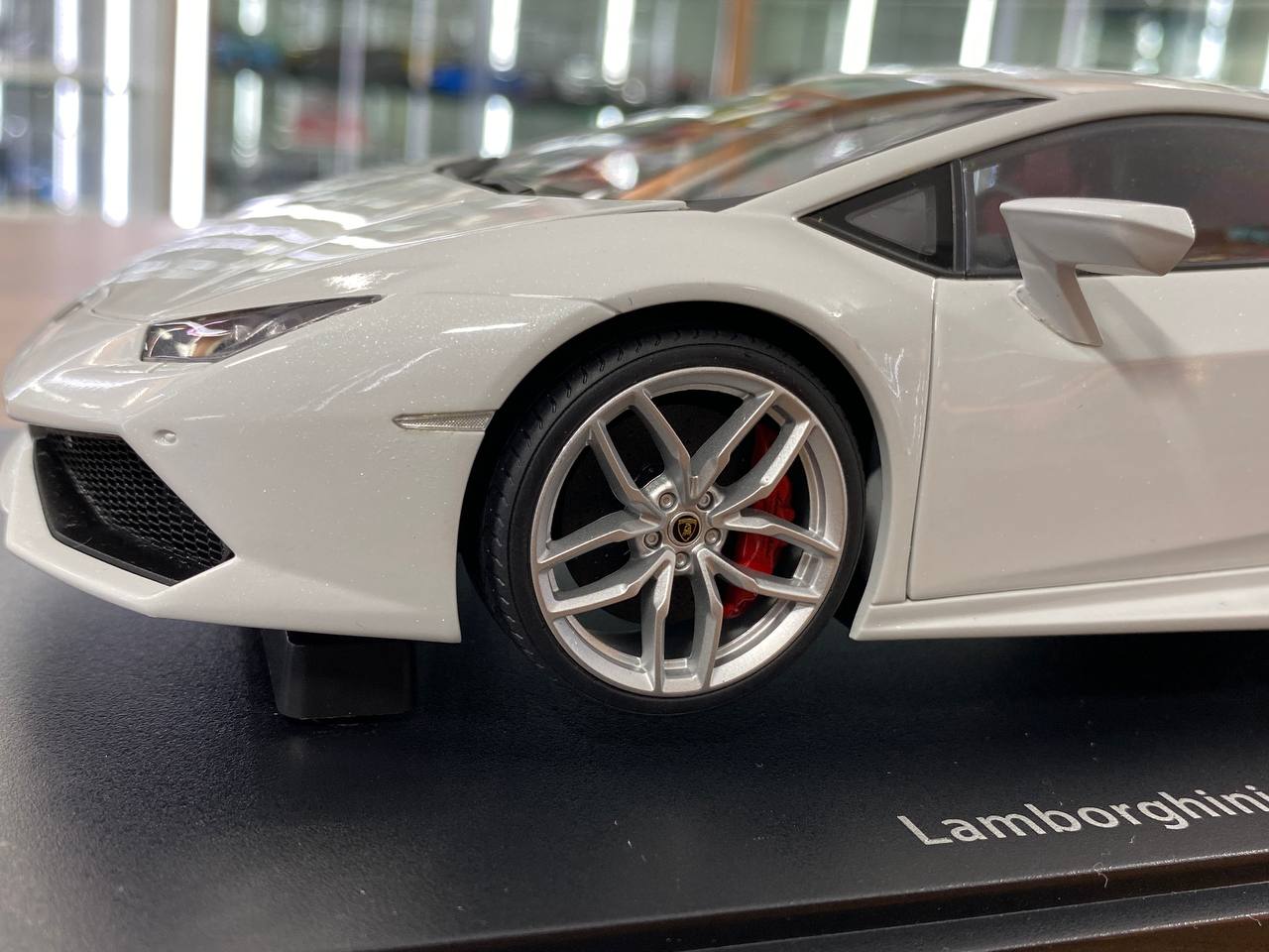 1/18 Diecast Lamborghini Huracán LP610-4 White – Autoart Signature Full Opening