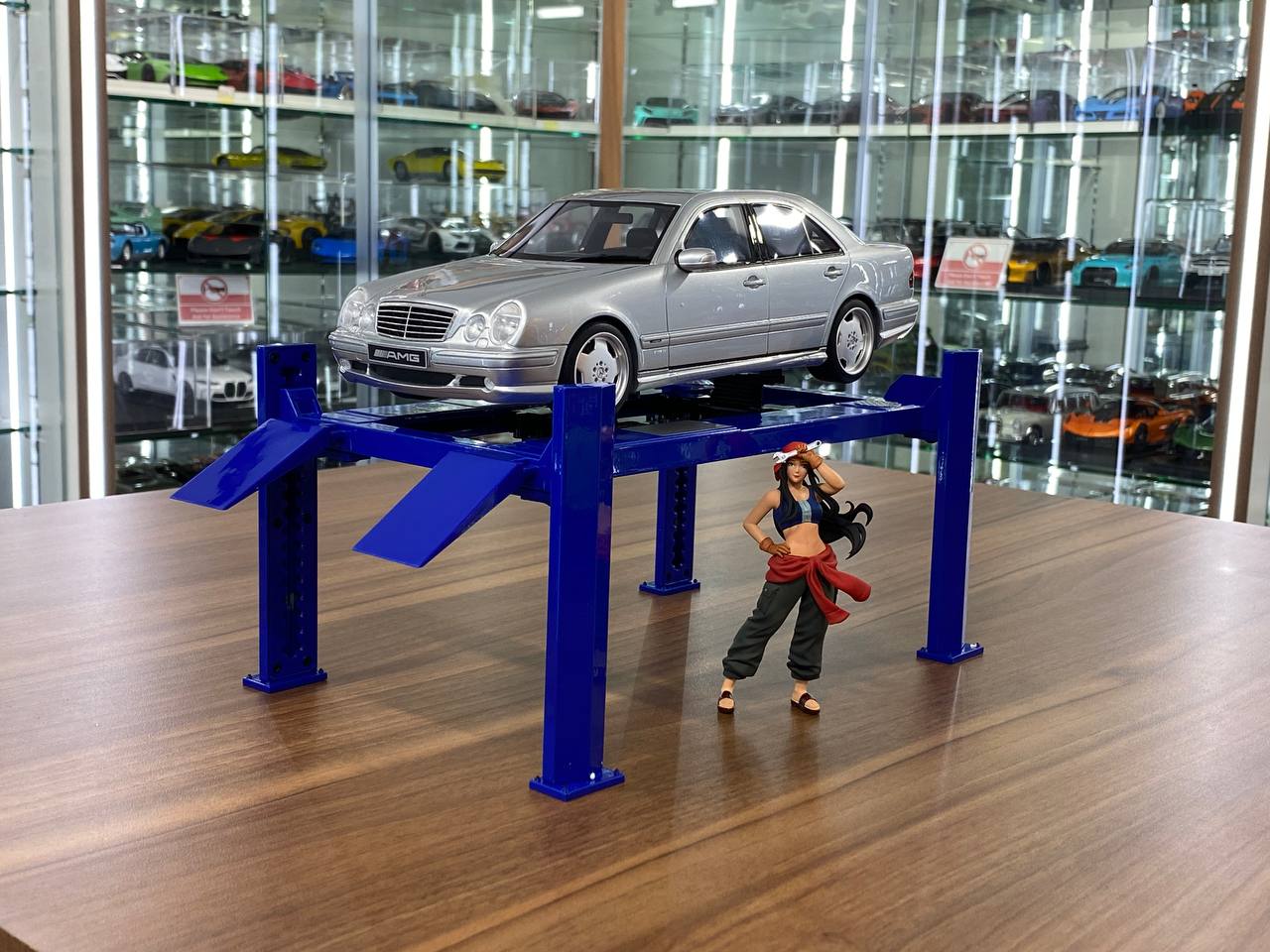 1/18 Diecast Four-Post Lift Adjustable – GreenLight Blue (Cars & Figures Not Included)