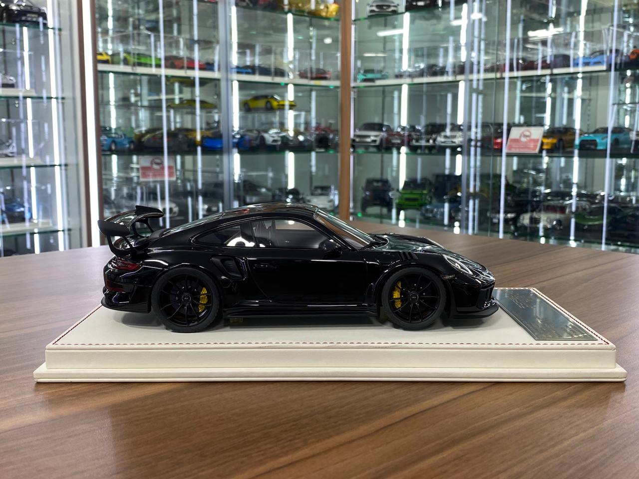 1/18 Resin Porsche 911 GT3 RS (991.2) – Davis & Giovanni Black Limited 15 pcs