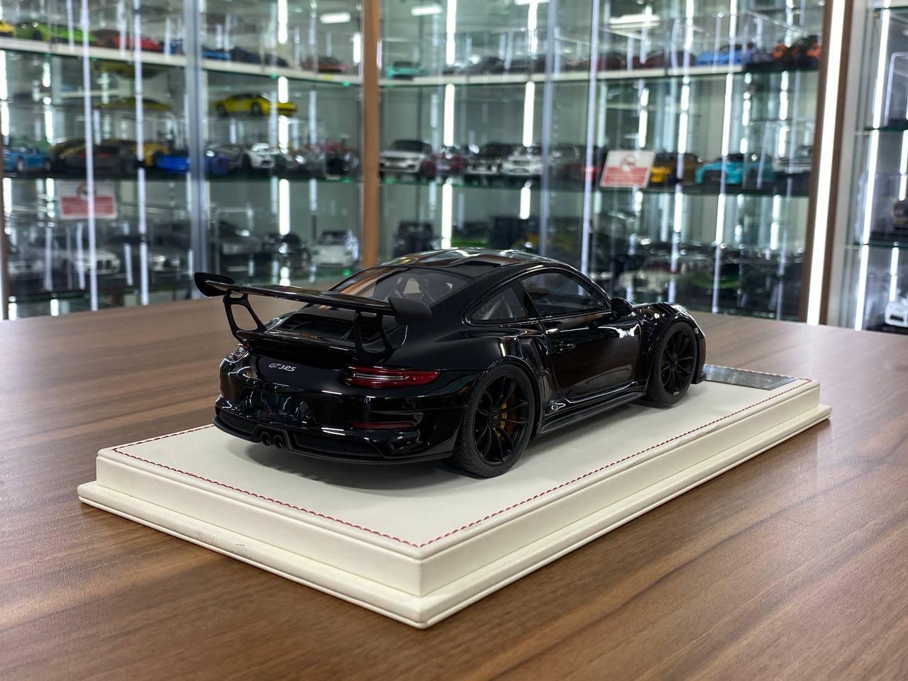 1/18 Resin Porsche 911 GT3 RS (991.2) – Davis & Giovanni Black Limited 15 pcs