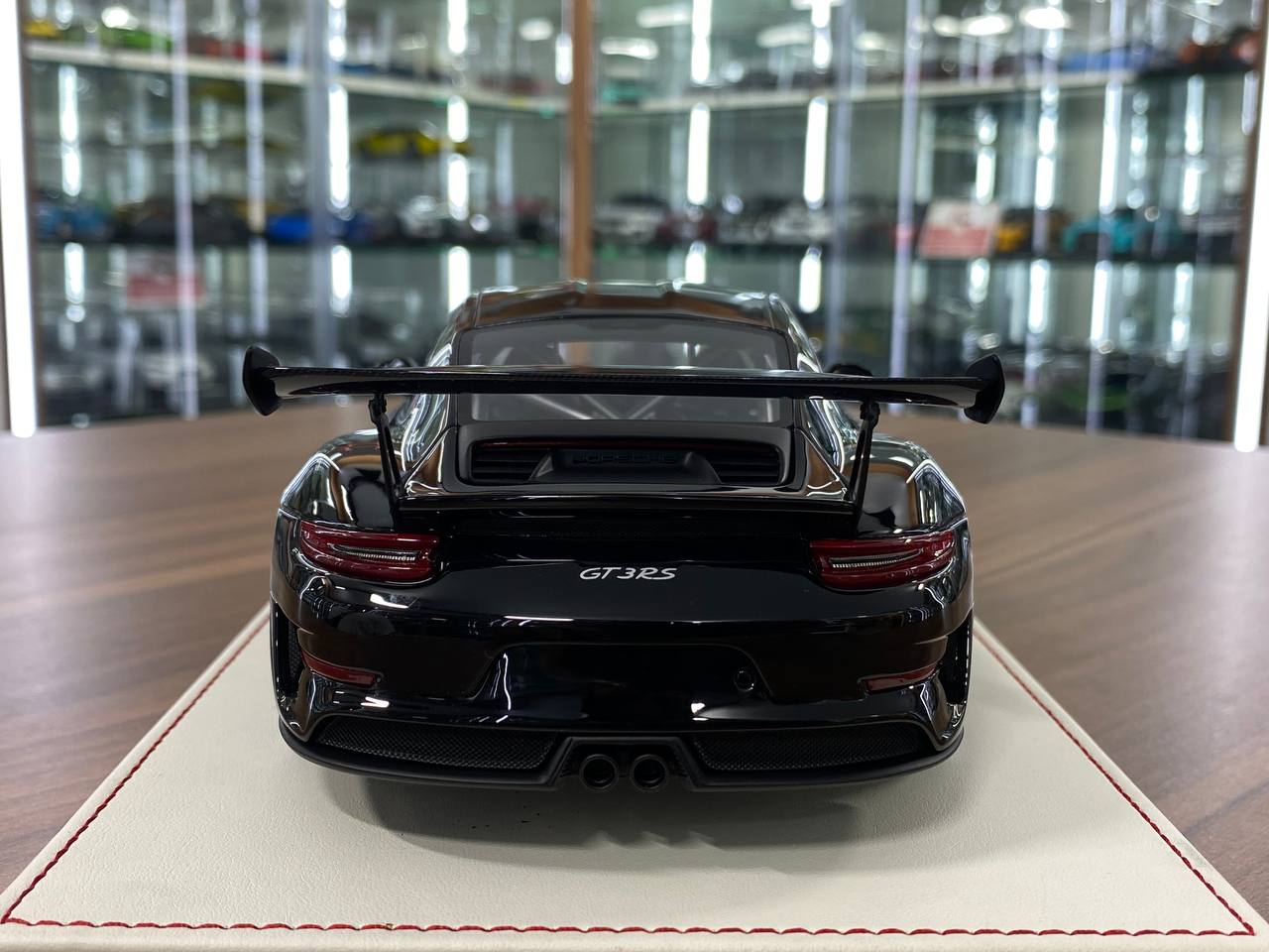 1/18 Resin Porsche 911 GT3 RS (991.2) – Davis & Giovanni Black Limited 15 pcs