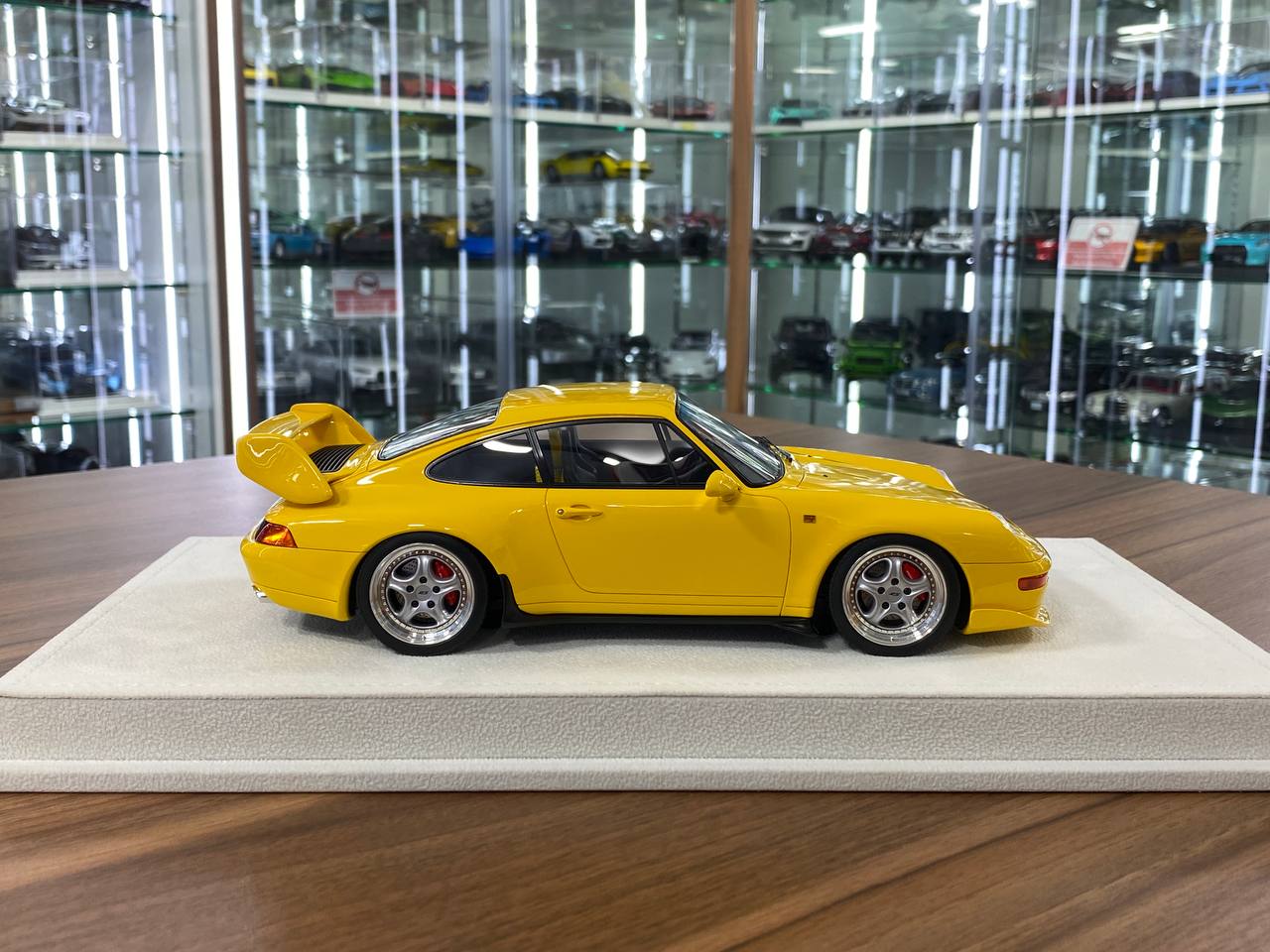 1/18 Resin Porsche 911 (993) Carrera RS 1995 Japan Version – Make Up Speed Yellow Limited Edition