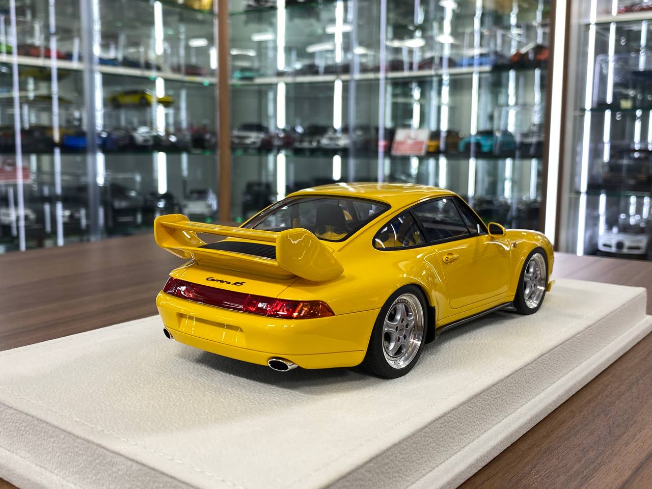 1/18 Resin Porsche 911 (993) Carrera RS 1995 Japan Version – Make Up Speed Yellow Limited Edition