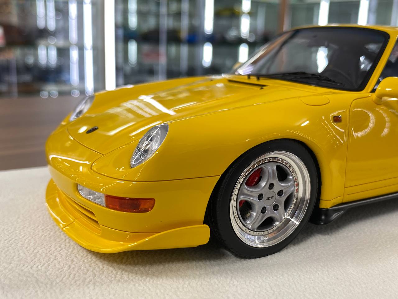 1/18 Resin Porsche 911 (993) Carrera RS 1995 Japan Version – Make Up Speed Yellow Limited Edition