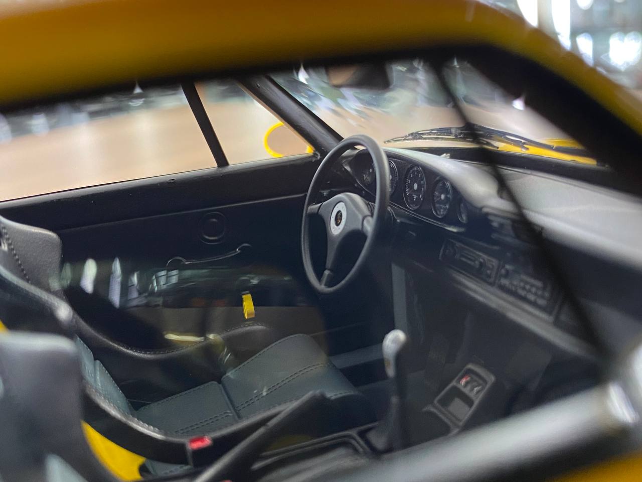 1/18 Resin Porsche 911 (993) Carrera RS 1995 Japan Version – Make Up Speed Yellow Limited Edition