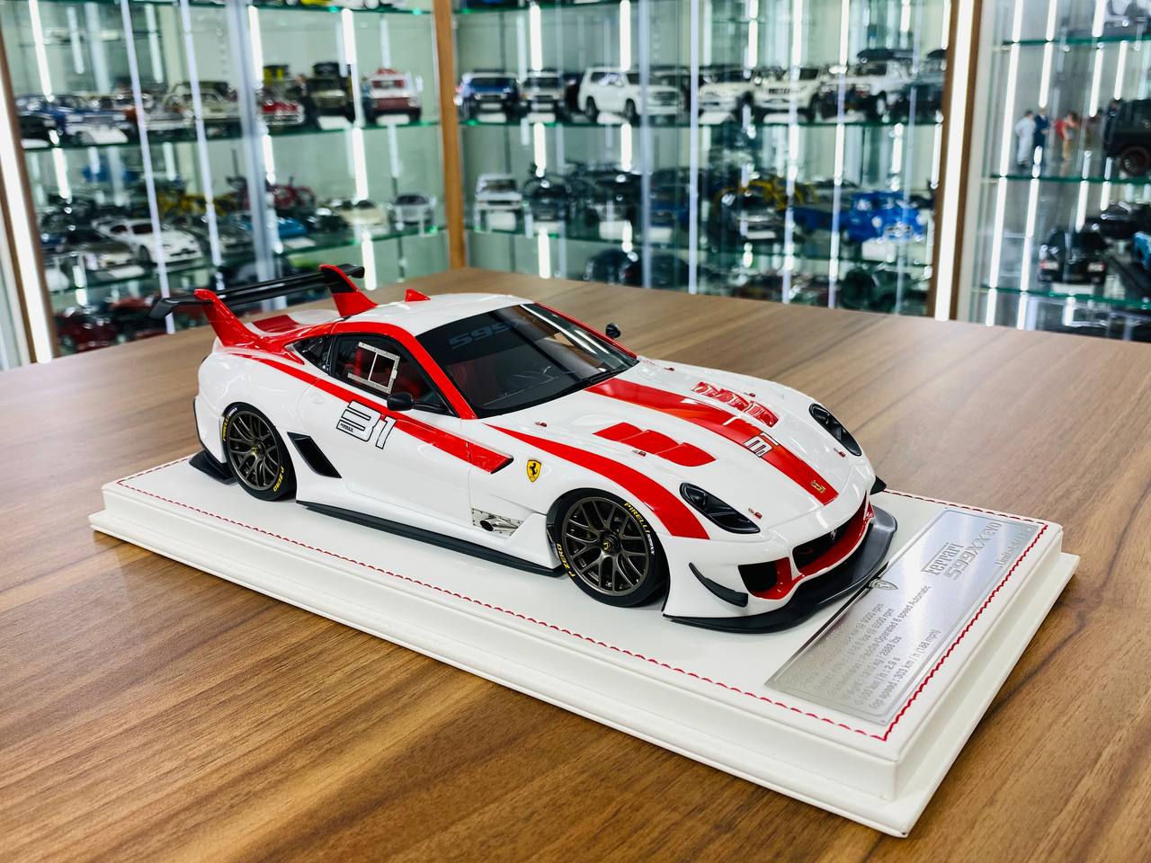 1/18 resin Davis & Giovanni Ferrari 599XX EVO #31 White / Red Limited- 15 pcs