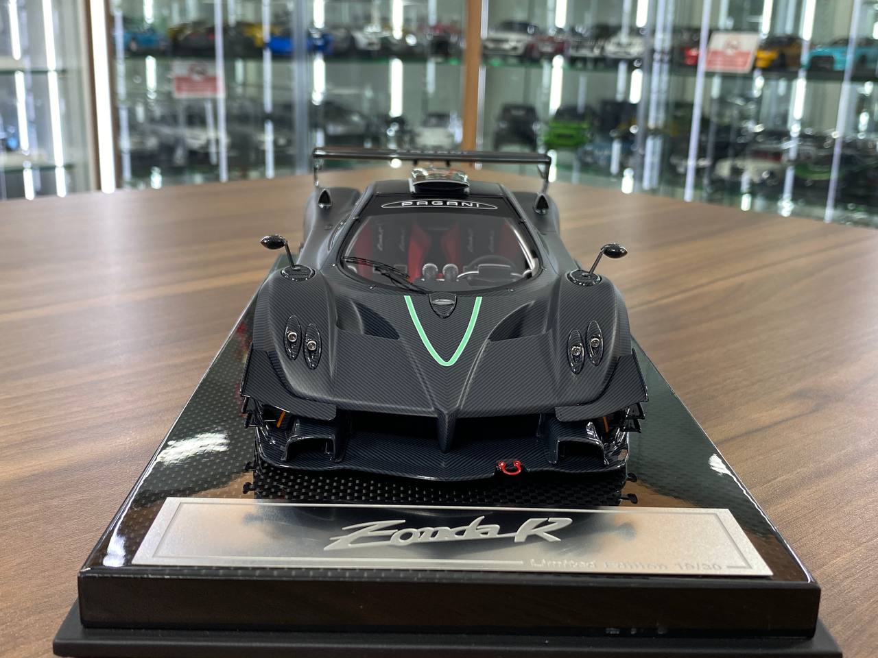 1/18 Resin Pagani Zonda R – Dino Models Carbon Fiber / Matt Black with Gold Rims Limited 30 pcs