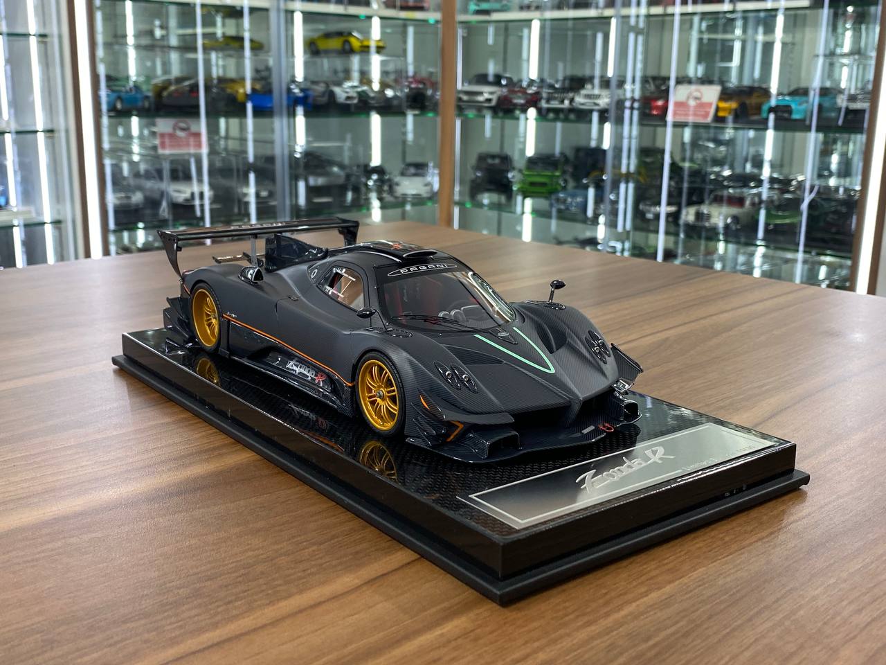 1/18 Resin Pagani Zonda R – Dino Models Carbon Fiber / Matt Black with Gold Rims Limited 30 pcs