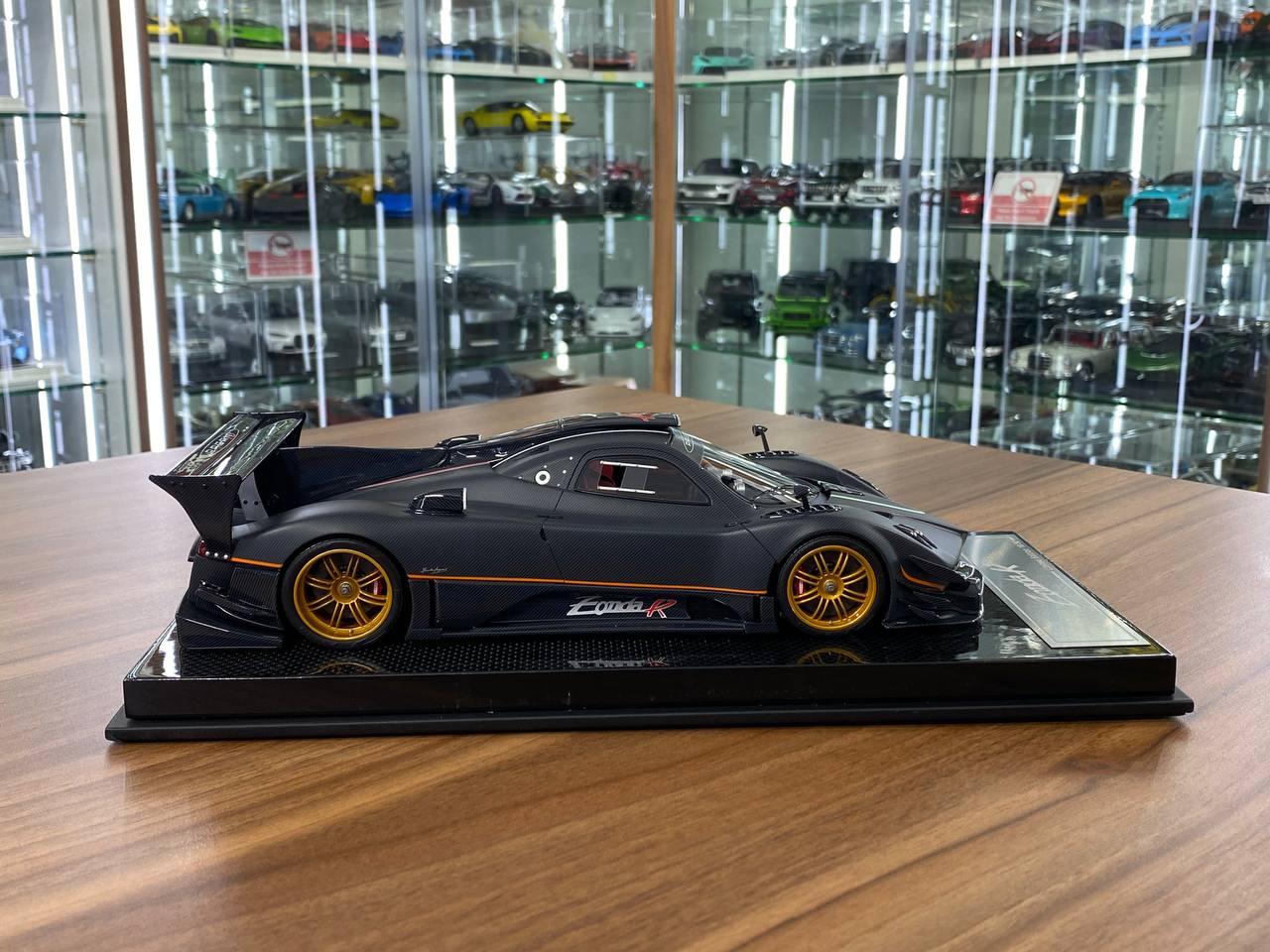 1/18 Resin Pagani Zonda R – Dino Models Carbon Fiber / Matt Black with Gold Rims Limited 30 pcs