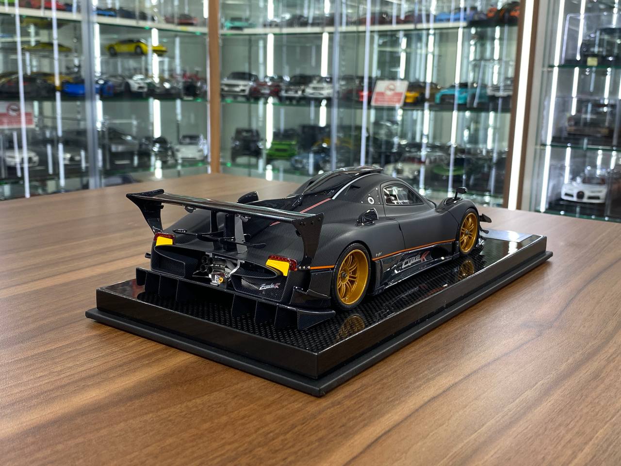 1/18 Resin Pagani Zonda R – Dino Models Carbon Fiber / Matt Black with Gold Rims Limited 30 pcs