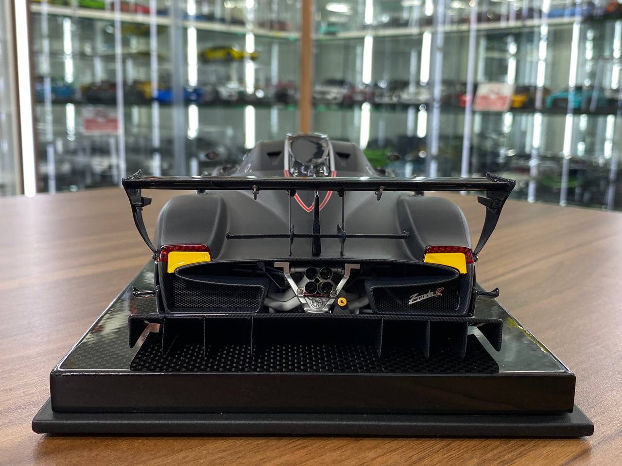 1/18 Resin Pagani Zonda R – Dino Models Carbon Fiber / Matt Black with Gold Rims Limited 30 pcs