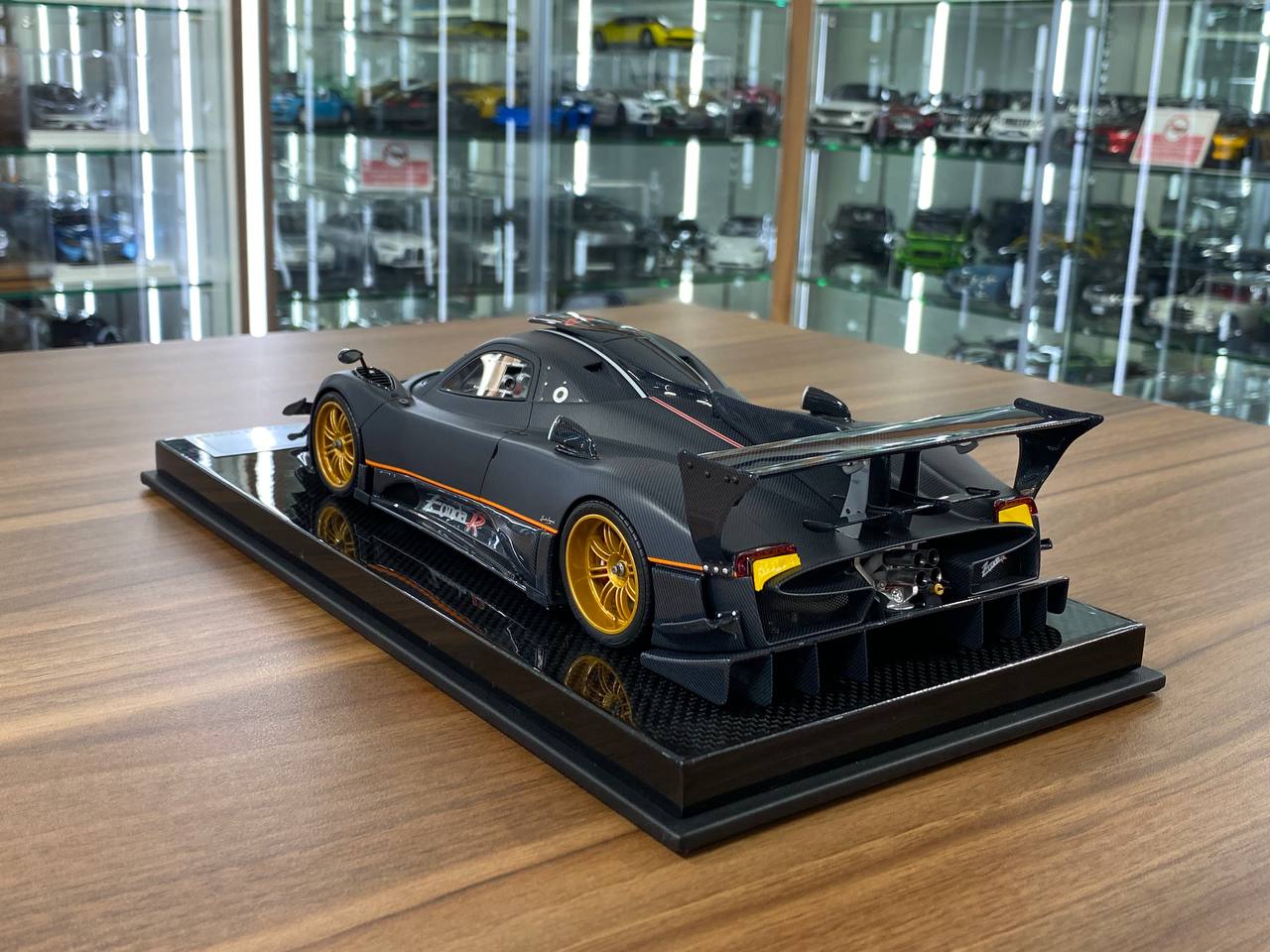1/18 Resin Pagani Zonda R – Dino Models Carbon Fiber / Matt Black with Gold Rims Limited 30 pcs