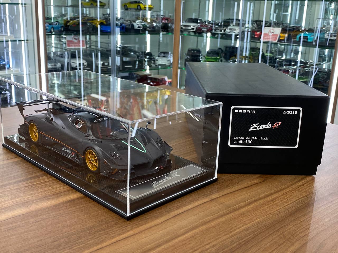 1/18 Resin Pagani Zonda R – Dino Models Carbon Fiber / Matt Black with Gold Rims Limited 30 pcs
