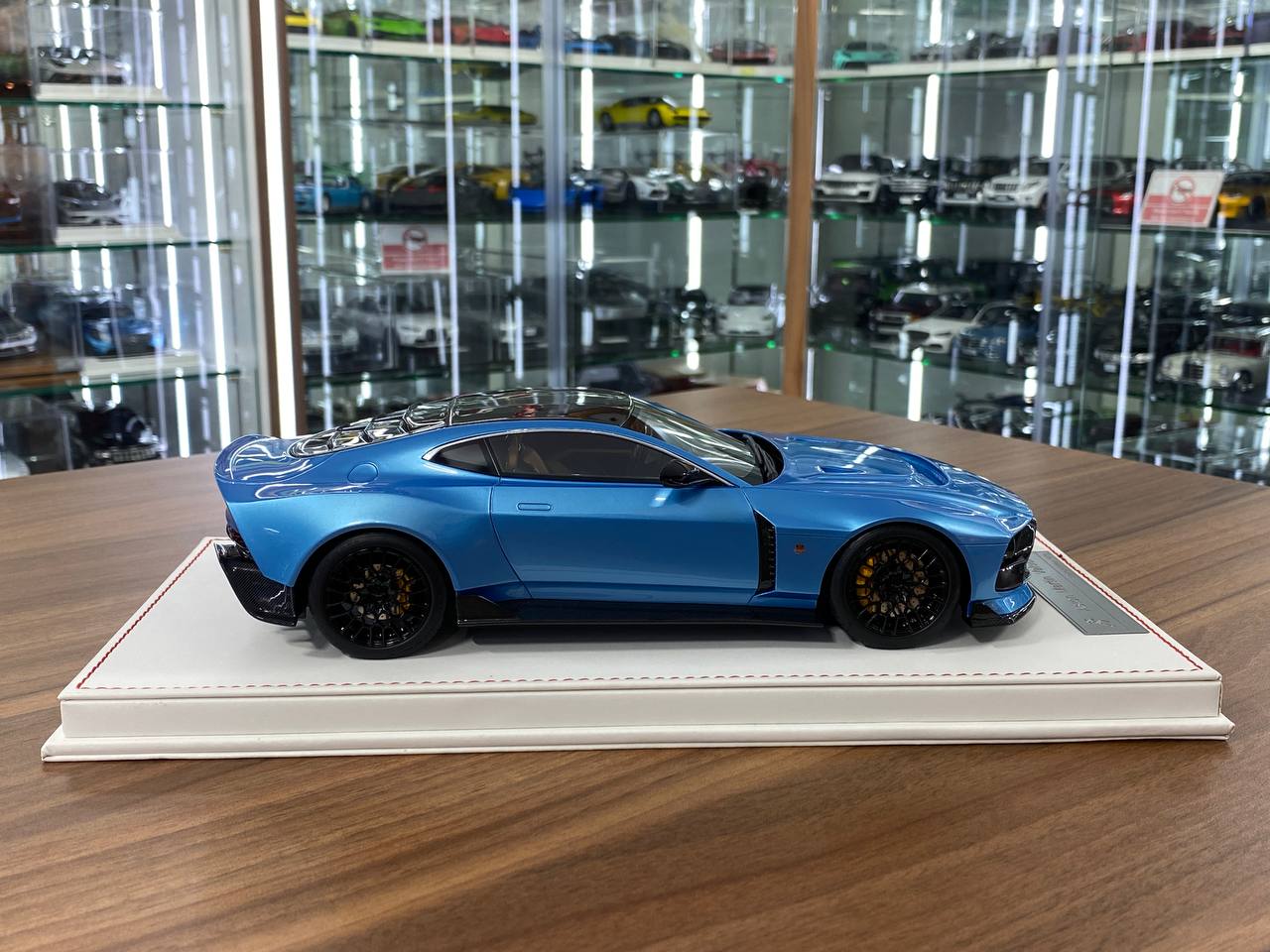 1/18 Resin Aston Martin Valour – Runner Caribbean Blue Pearl Limited 30 Pcs