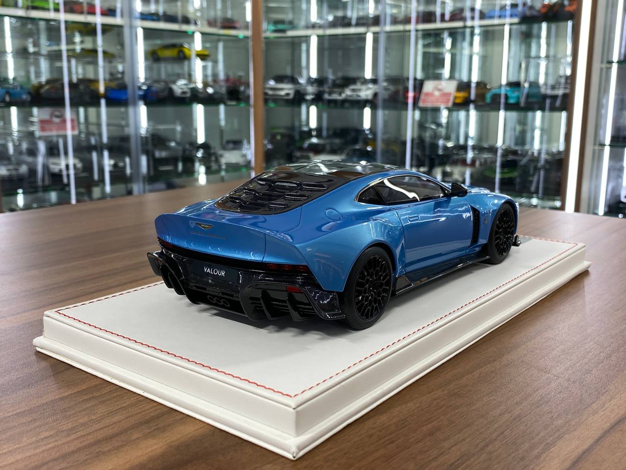 1/18 Resin Aston Martin Valour – Runner Caribbean Blue Pearl Limited 30 Pcs