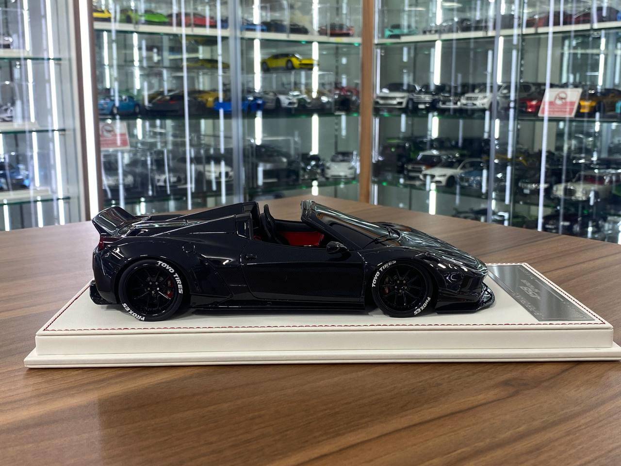 1/18 Resin Davis & Giovanni Ferrari 458 Spider Carbon Fiber Limited 01 of 01