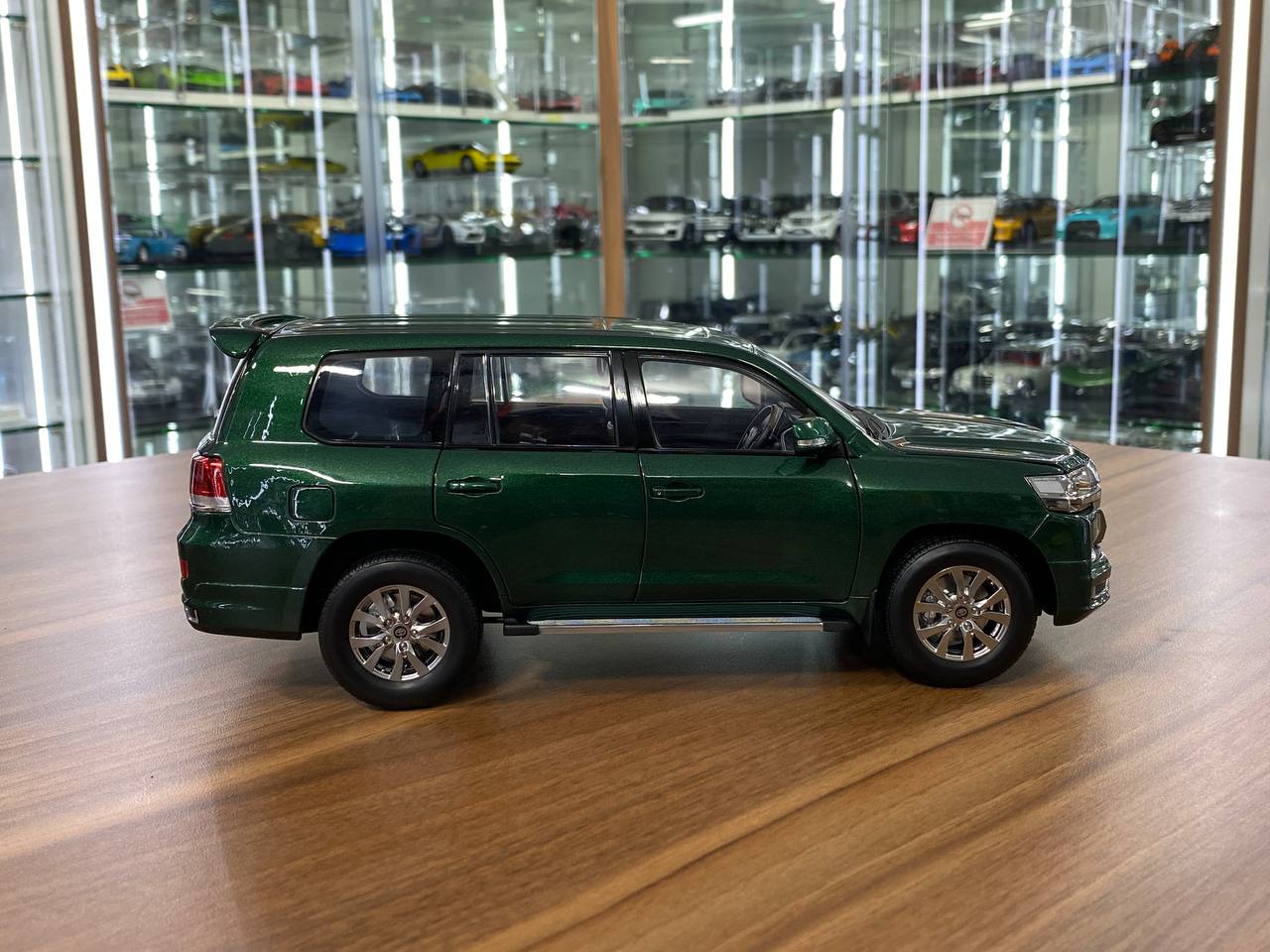 1/18 Diecast Metal Toyota Land Cruiser 200 – Kengfai Model Green / Black Interior