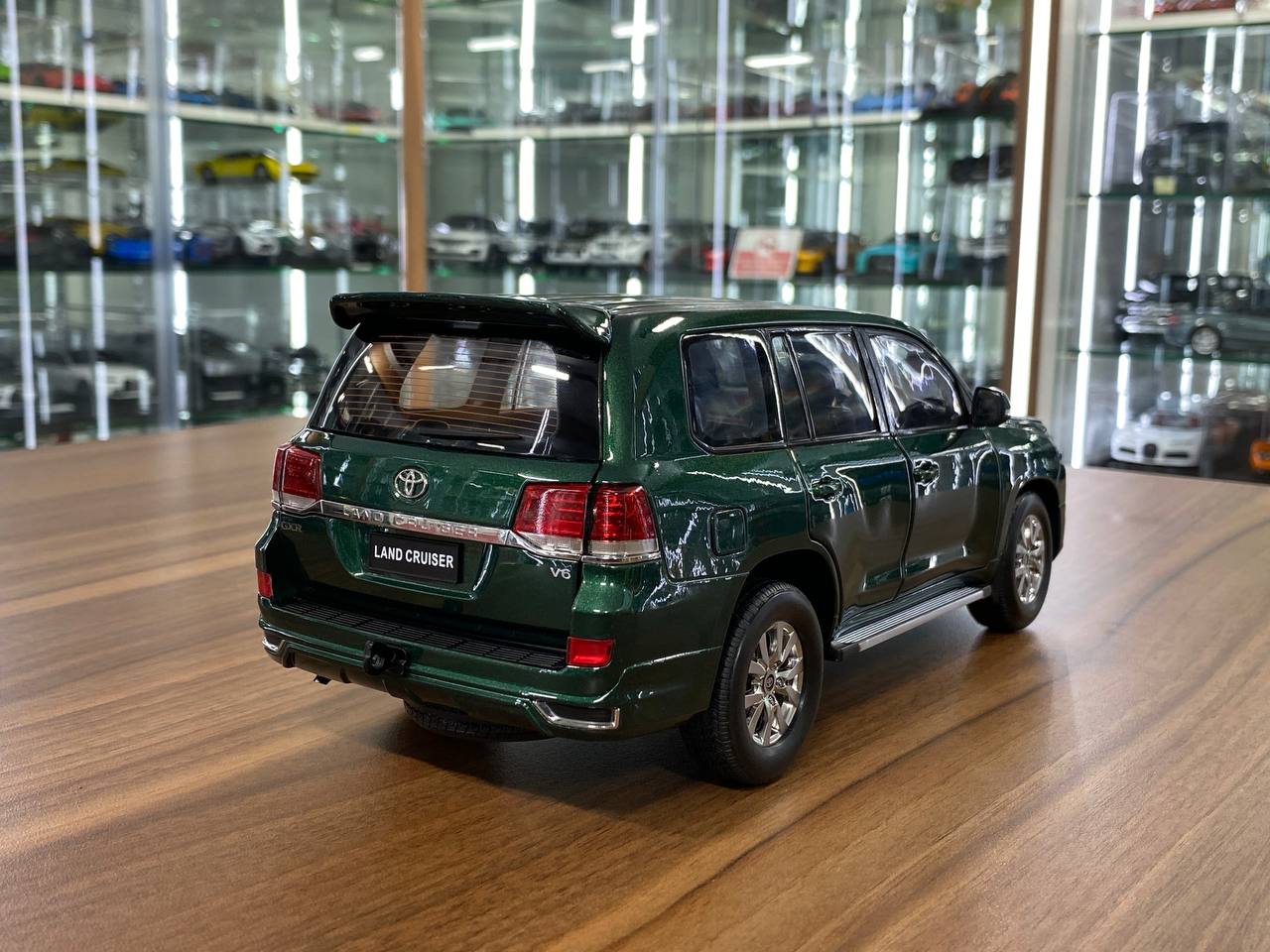 1/18 Diecast Metal Toyota Land Cruiser 200 – Kengfai Model Green / Black Interior