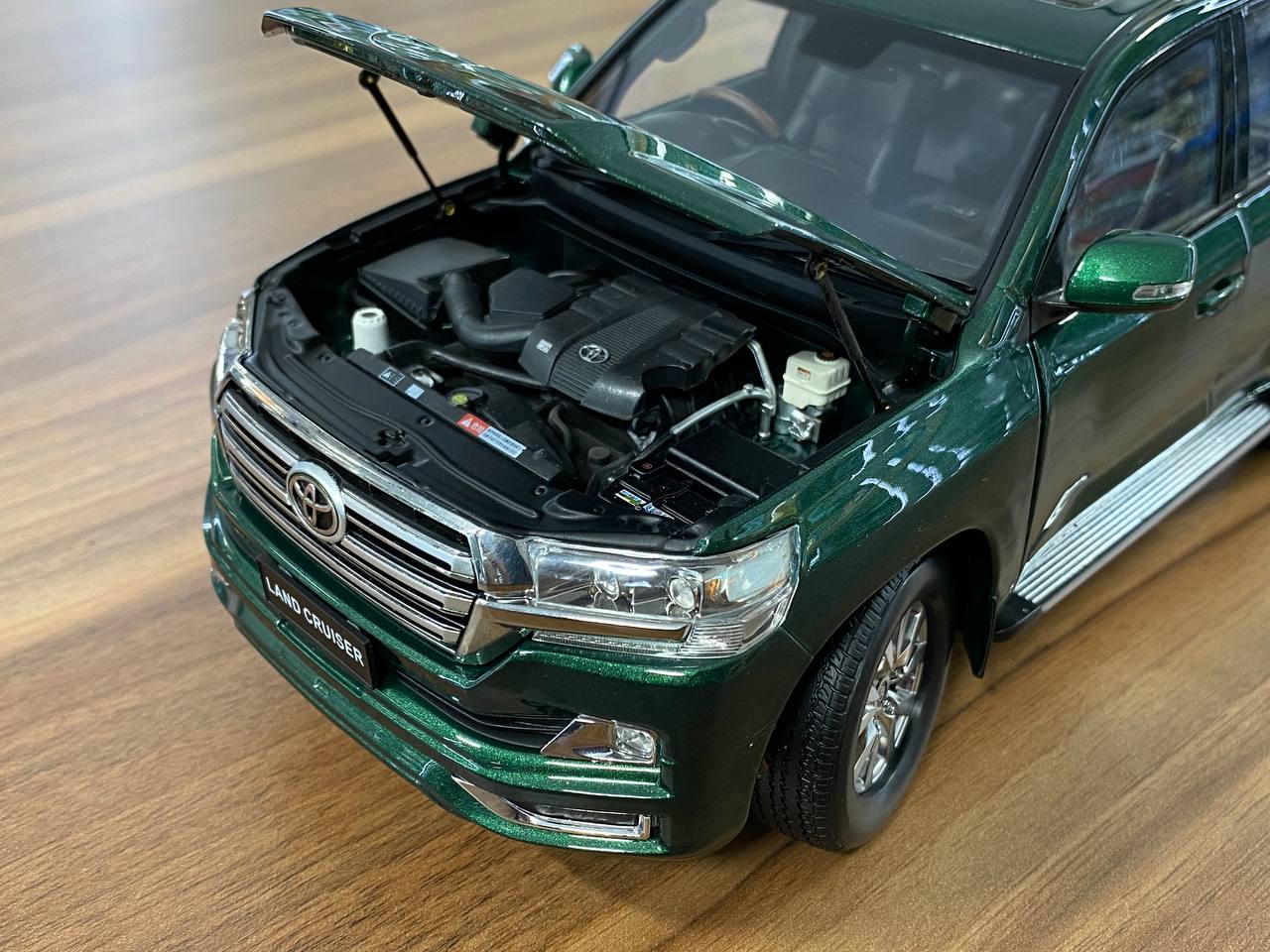 1/18 Diecast Metal Toyota Land Cruiser 200 – Kengfai Model Green / Black Interior