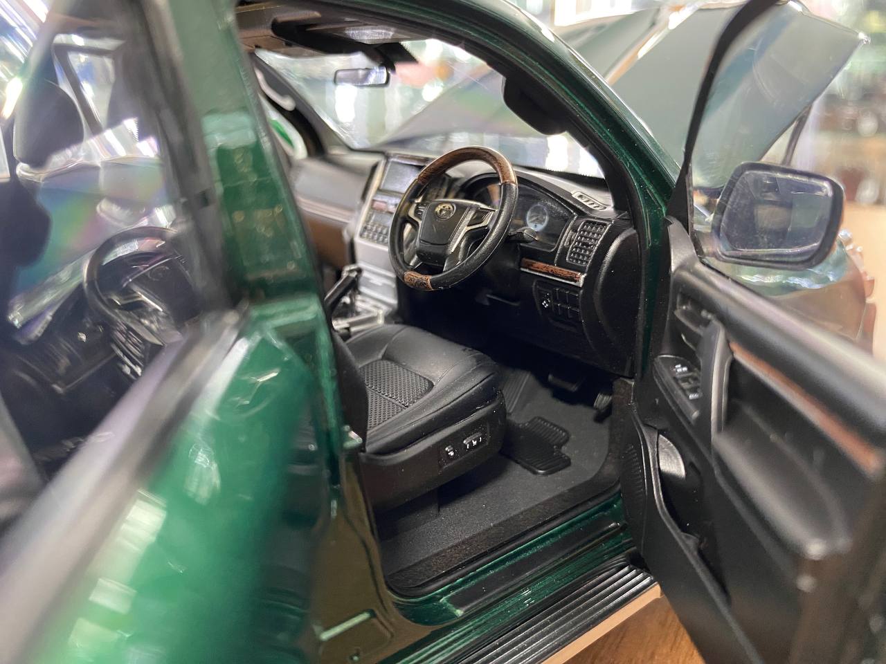 1/18 Diecast Metal Toyota Land Cruiser 200 – Kengfai Model Green / Black Interior