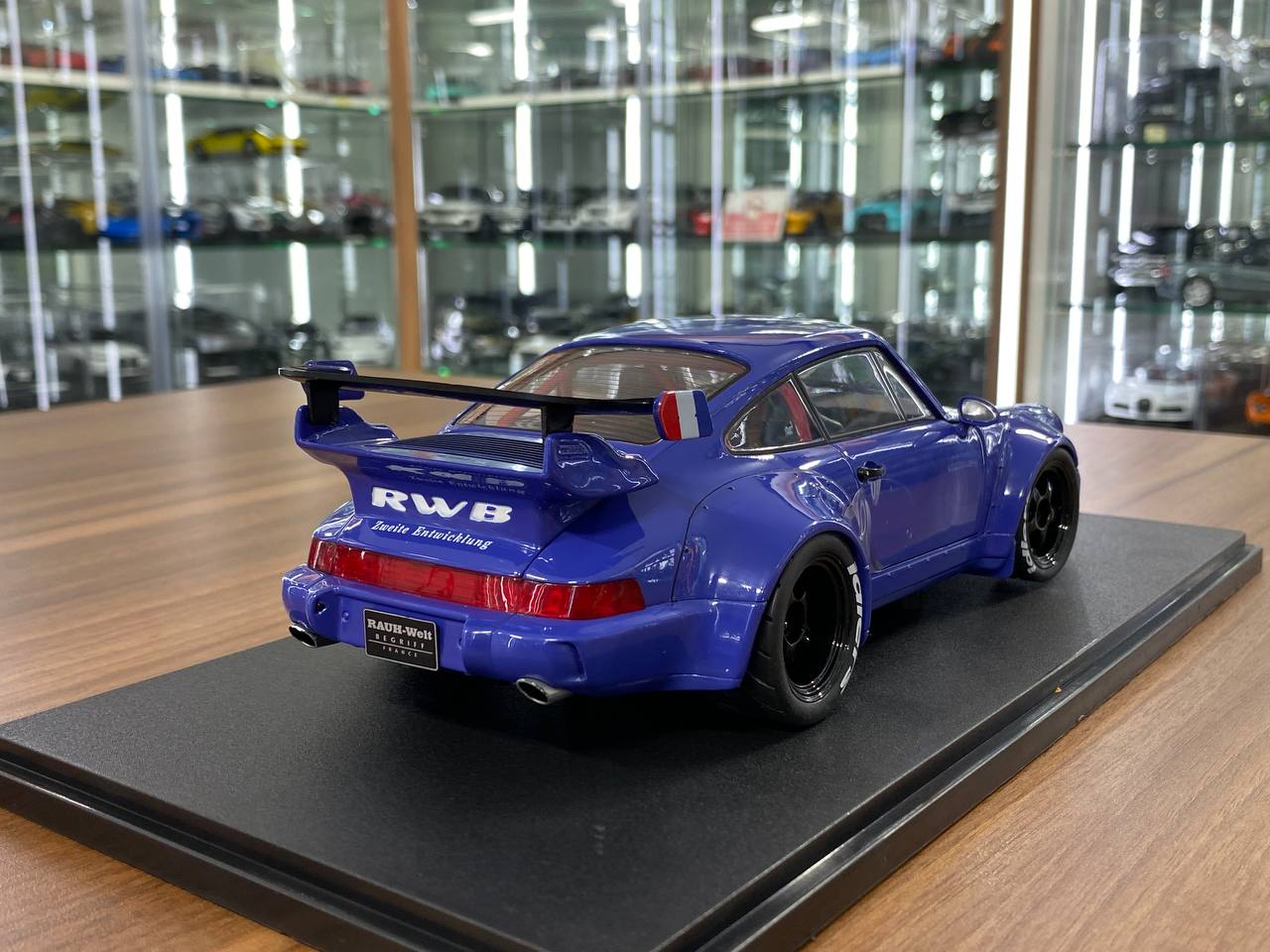 1/18 Diecast Porsche RWB - Champagne by Solido in blue
