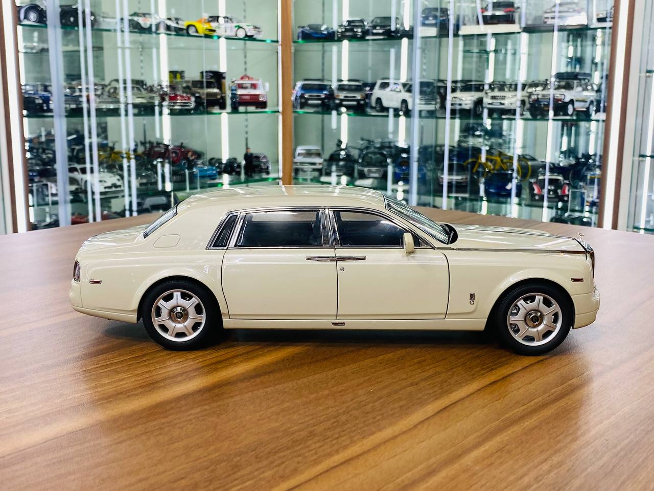 1/18 Diecast Kyosho Rolls Royce Phantom Extended Wheelbase in White (Full Opening)