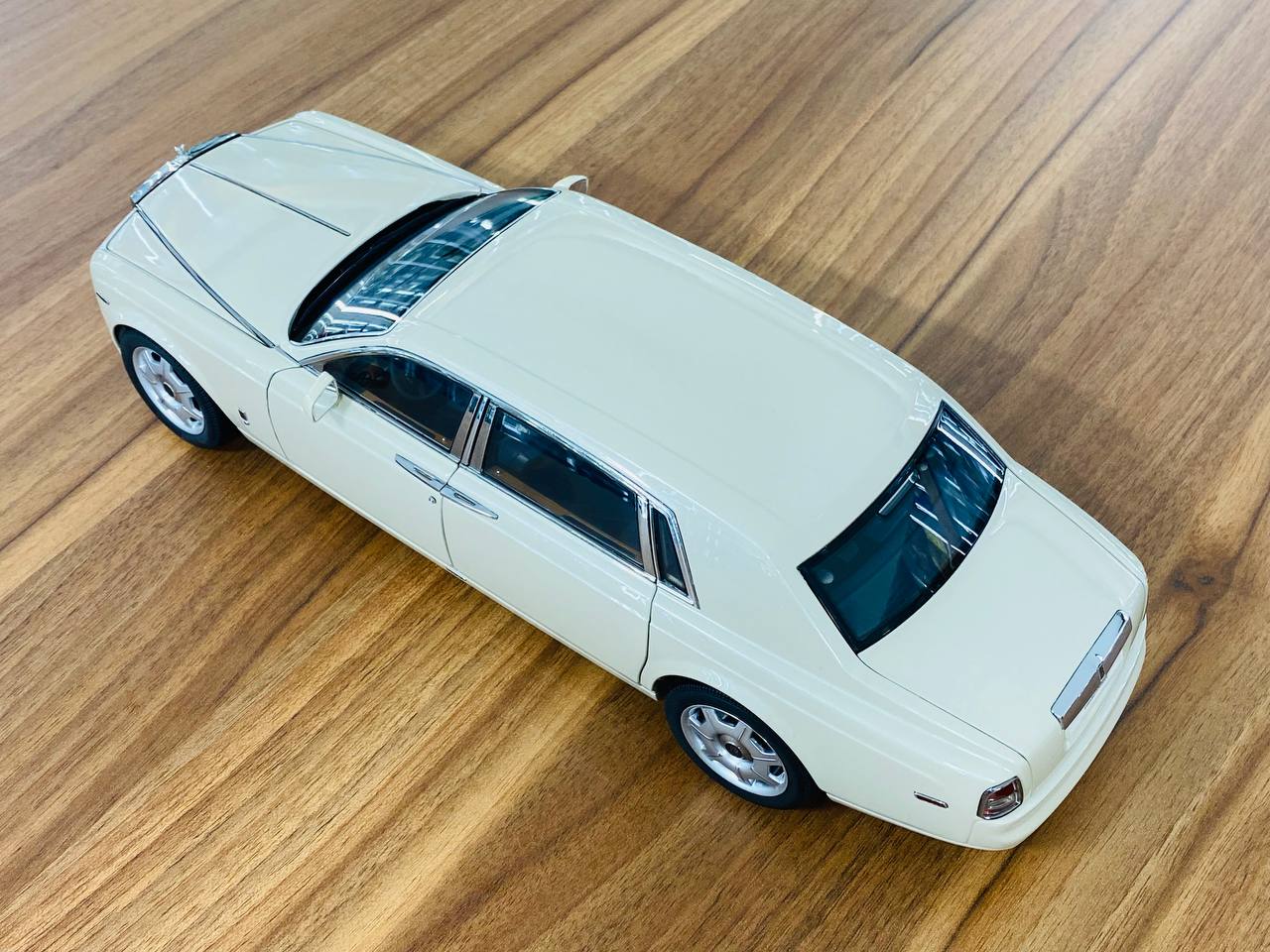 1/18 Diecast Kyosho Rolls Royce Phantom Extended Wheelbase in White (Full Opening)