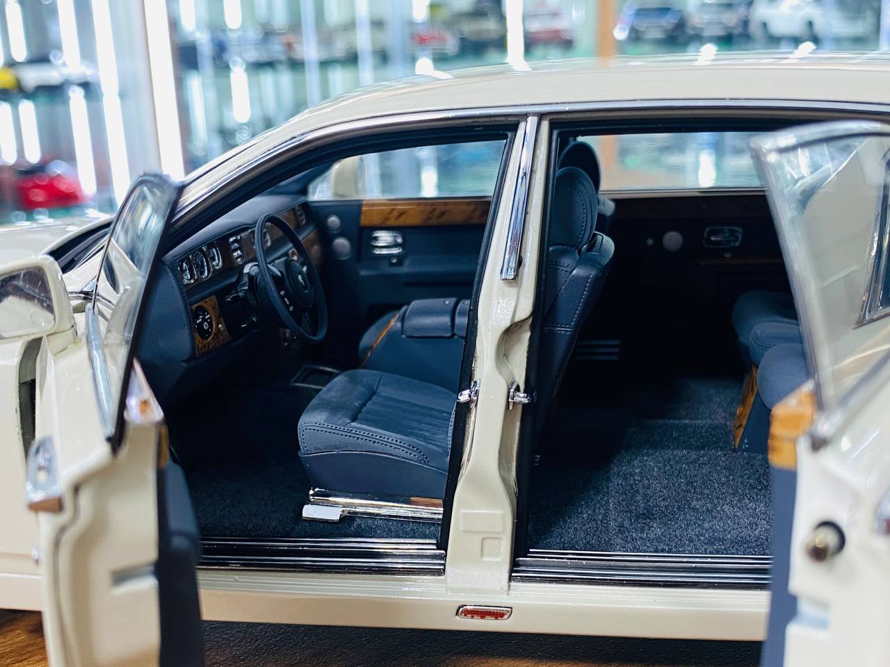 1/18 Diecast Kyosho Rolls Royce Phantom Extended Wheelbase in White (Full Opening)