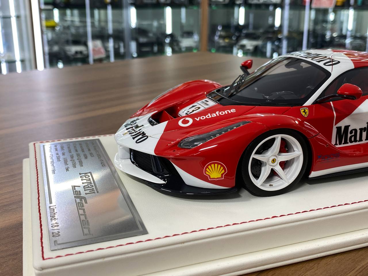1/18 Resin – Ferrari LaFerrari | Davis & Giovanni | Limited 20 pcs | Marlboro Red / White Decal