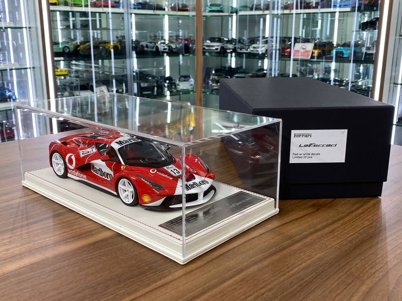 1/18 Resin – Ferrari LaFerrari | Davis & Giovanni | Limited 20 pcs | Marlboro Red / White Decal