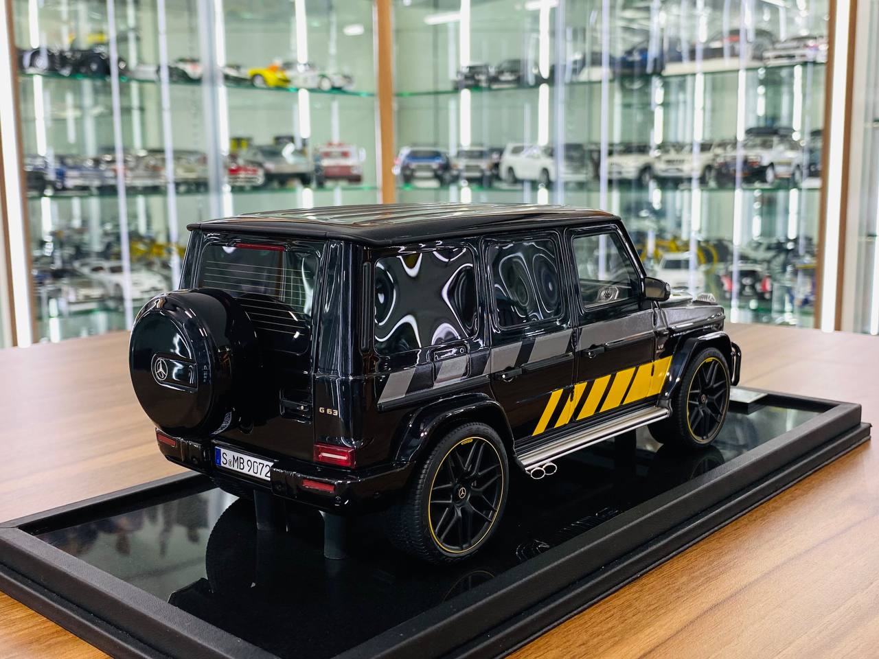 1/18 Resin Motor Helix Mercedes-Benz AMG G-63 (2019) in Black with Yellow/Grey Stripes - Limited Edition