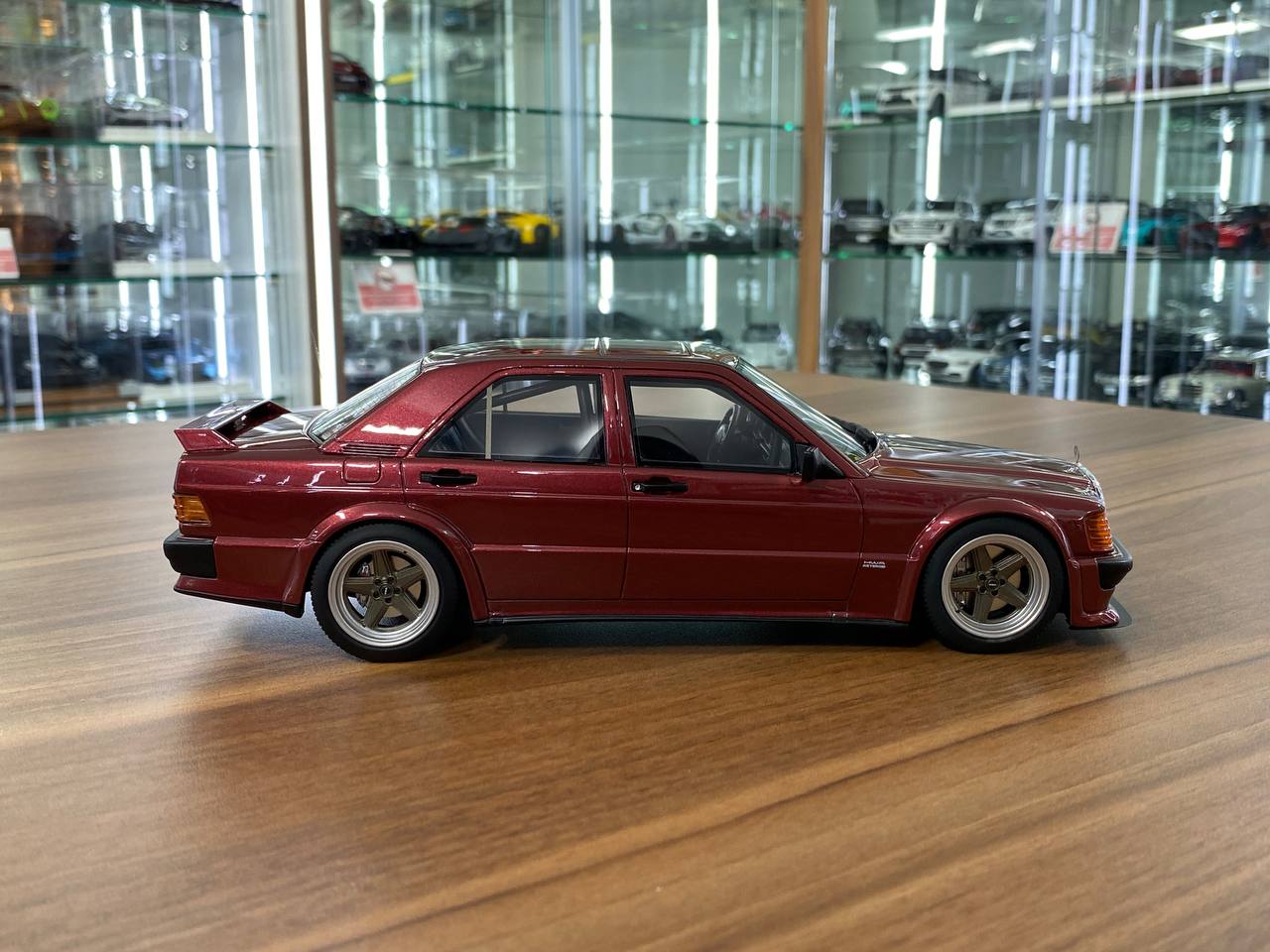 1/18 Resin Model – Mercedes Benz 190E RAUH-Welt Republik 2.6-16 | OttO Mobile | Red | Limited 3000