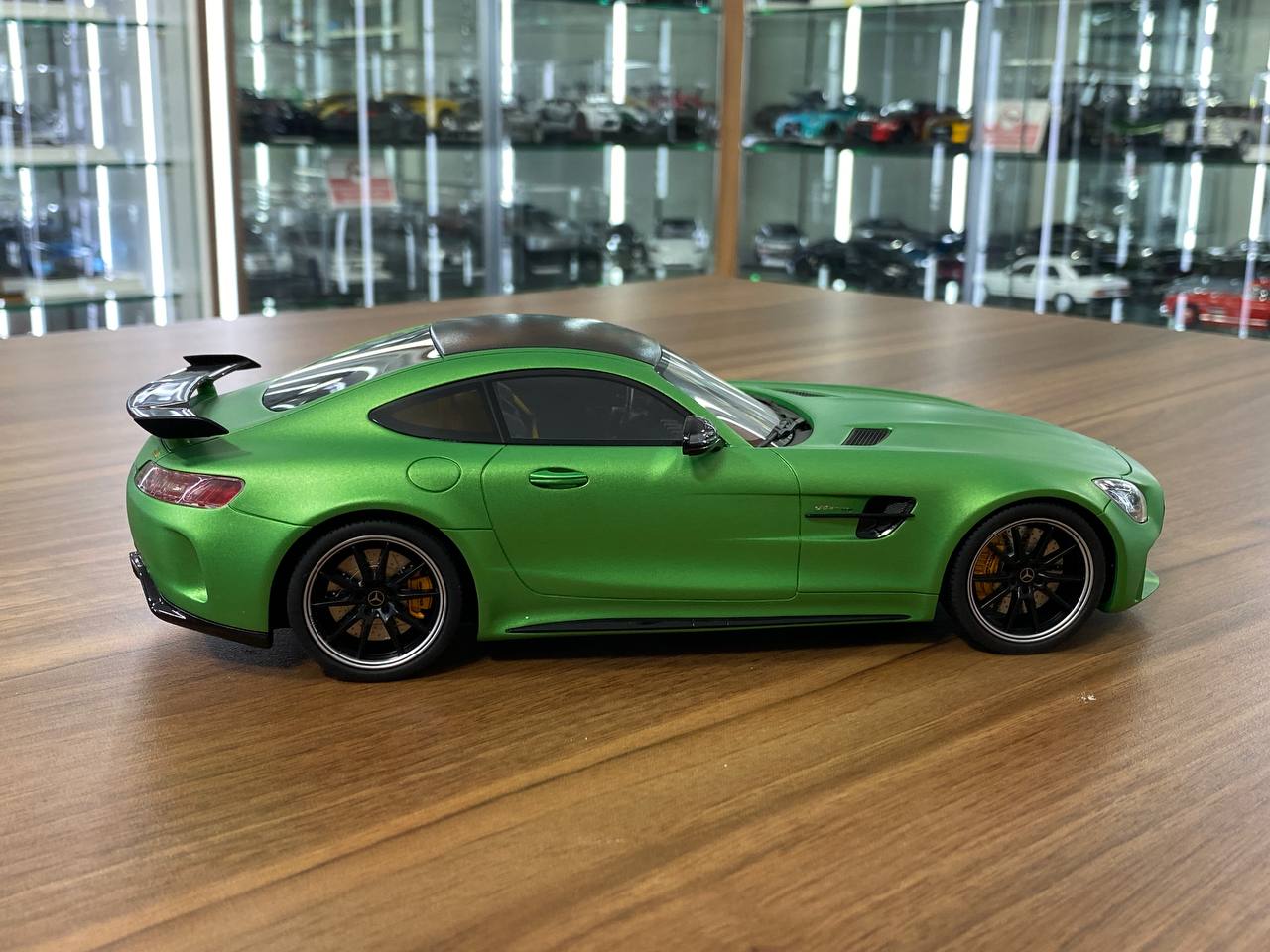 1/18 Resin Model GT Spirit Mercedes Benz AMG GT R V8 Biturbo 2017 – Green – Limited 999 pcs