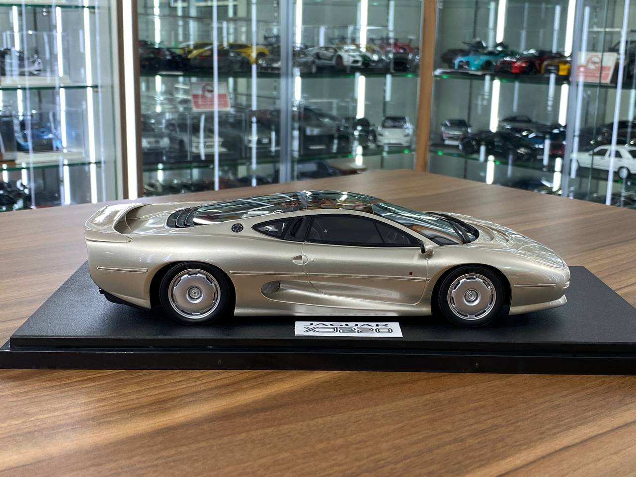 1/18 Resin Model GT Spirit Jaguar XJ220 1992 – Gold – Limited Edition