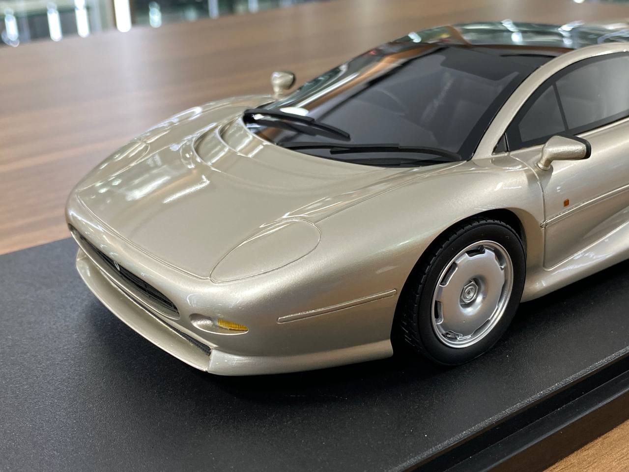 1/18 Resin Model GT Spirit Jaguar XJ220 1992 – Gold – Limited Edition