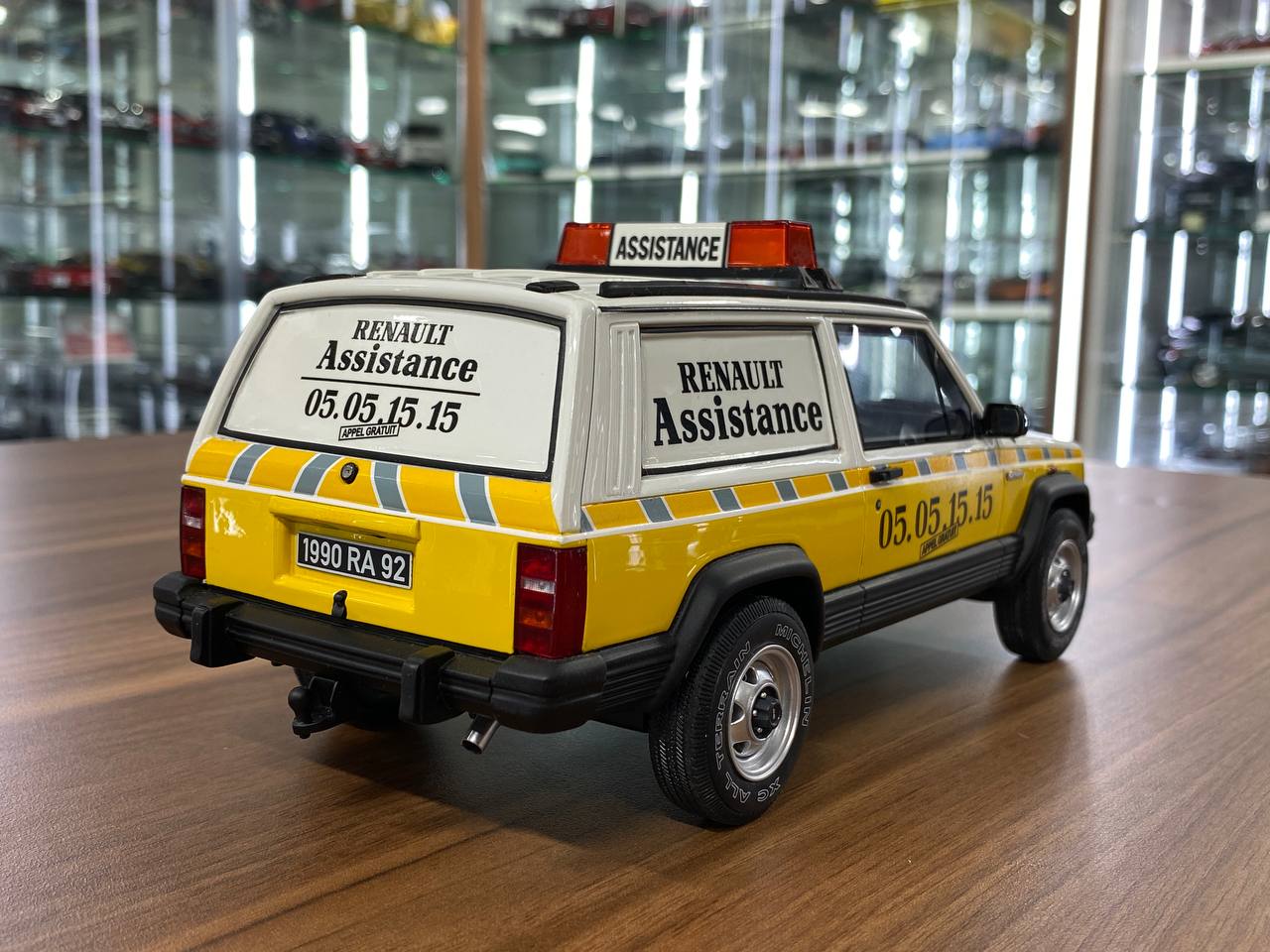 1/18 Resin Jeep Cherokee Renault Assistance 1989 - White/ Yellow by OttOMobile - Limited 2000 pcs