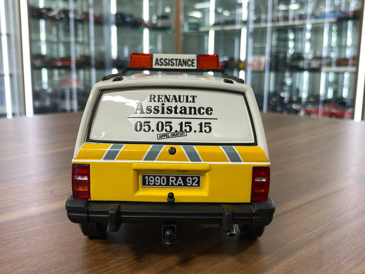 1/18 Resin Jeep Cherokee Renault Assistance 1989 - White/ Yellow by OttOMobile - Limited 2000 pcs
