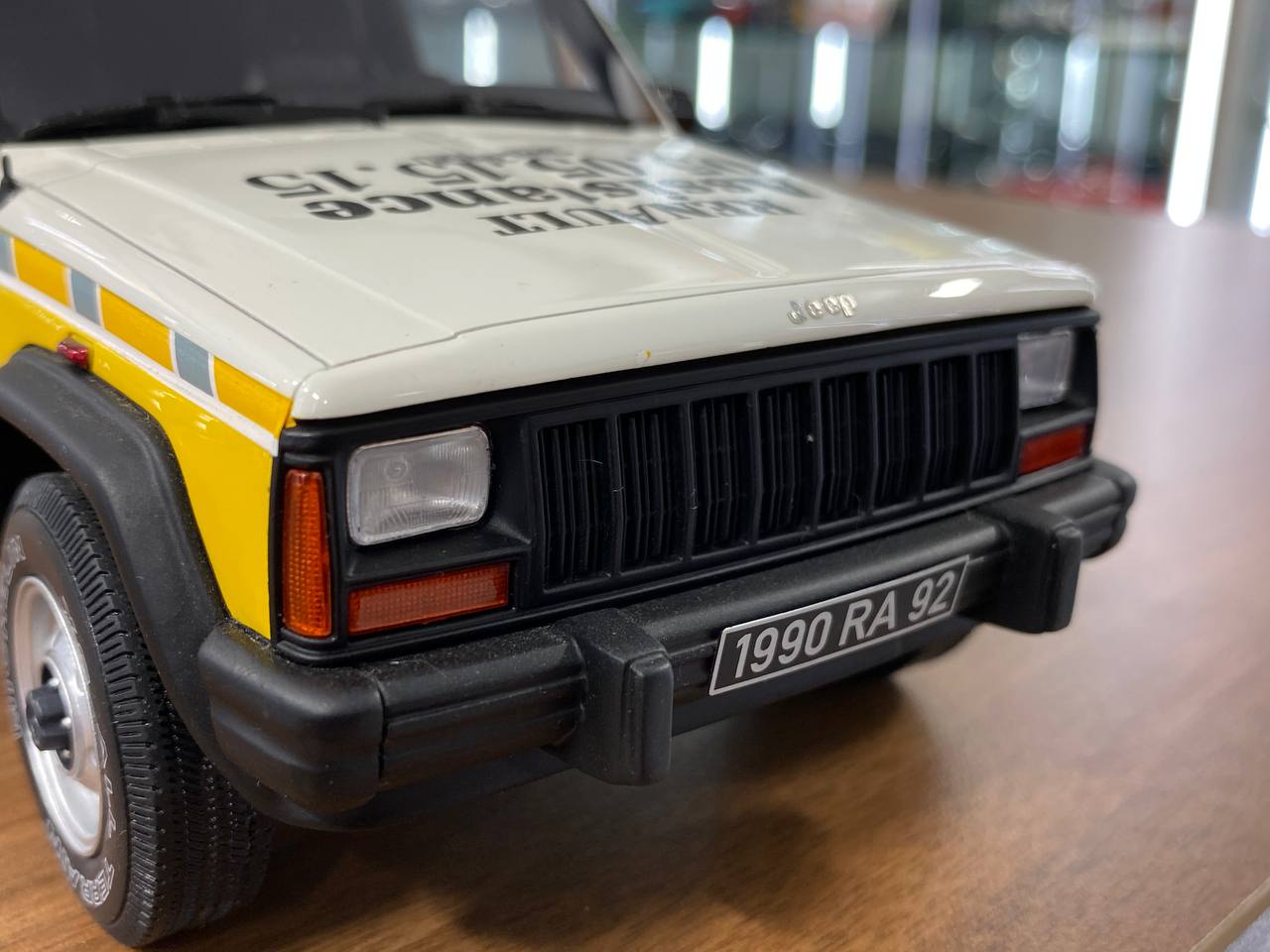 1/18 Resin Jeep Cherokee Renault Assistance 1989 - White/ Yellow by OttOMobile - Limited 2000 pcs