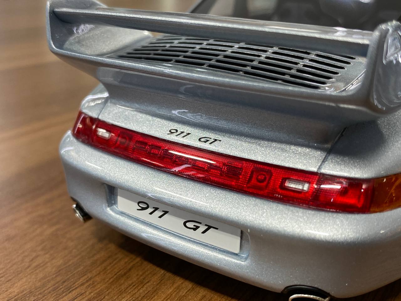 1/18 Resin Porsche 911 (993) GT 1995 - Silver by GT Spirit - Limited 504 pcs