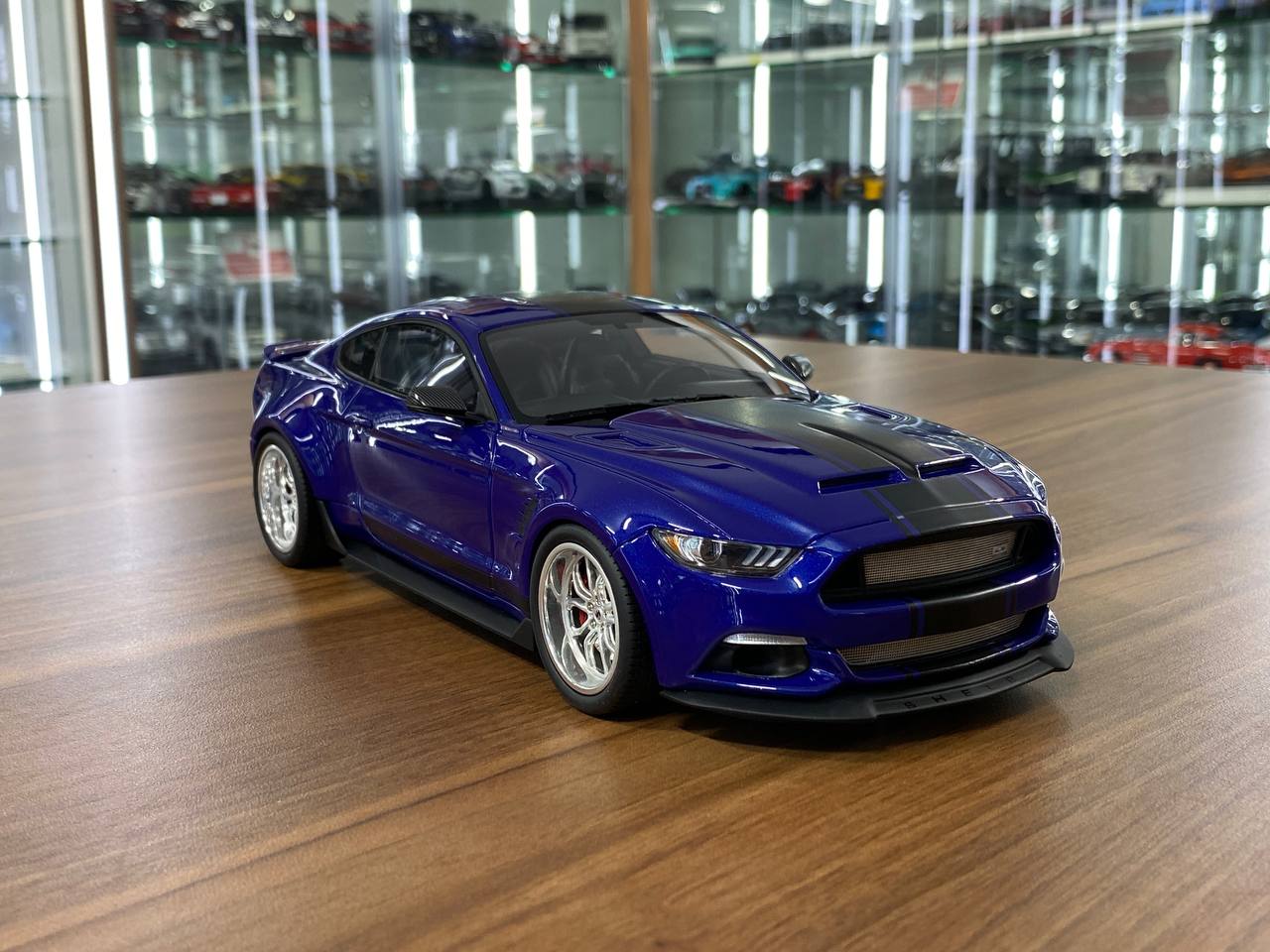 1/18 resin GT Spirit FORD Mustang Shelby GT350 widebody 2017 Blue / black stripes Limited 999