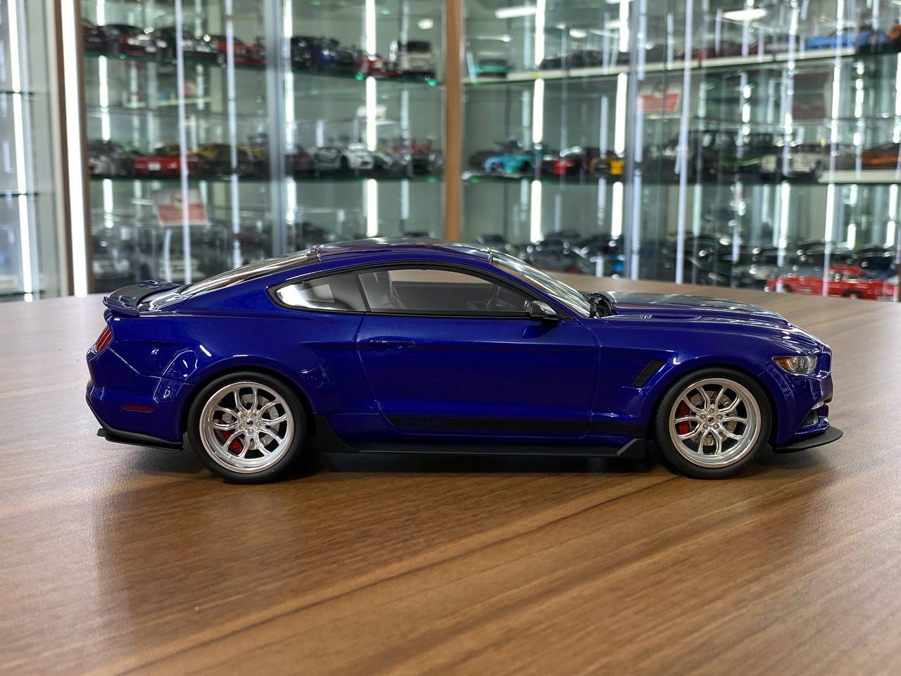 1/18 resin GT Spirit FORD Mustang Shelby GT350 widebody 2017 Blue / black stripes Limited 999